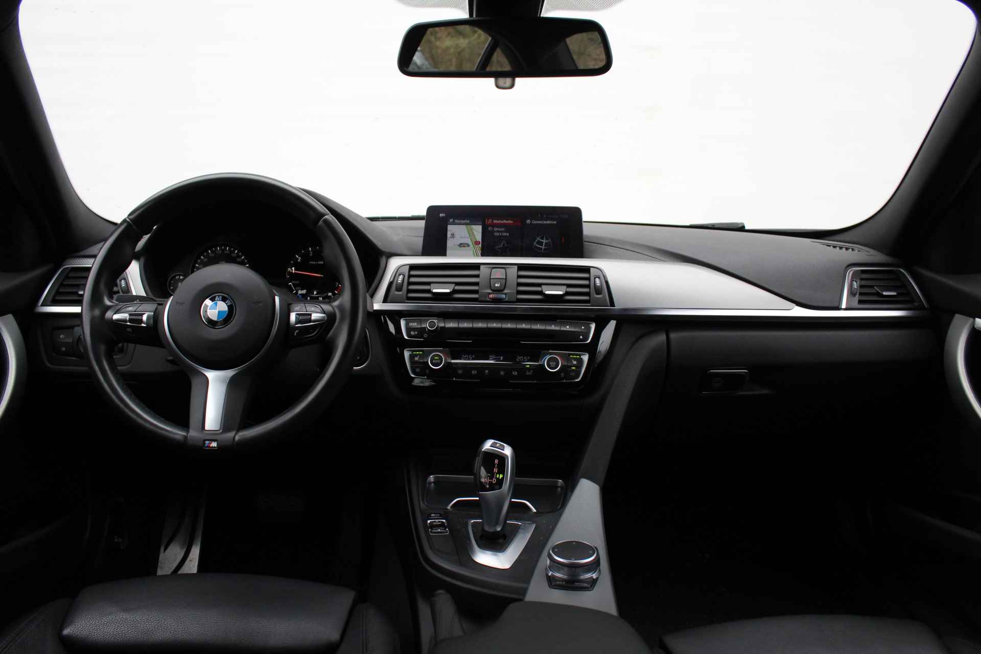 BMW 3 Serie 318i Executive M Sport Automaat / Sportstoelen / LED / Navigatie Professional / M Sportonderstel / Stoelverwarming / Leder - 30/31