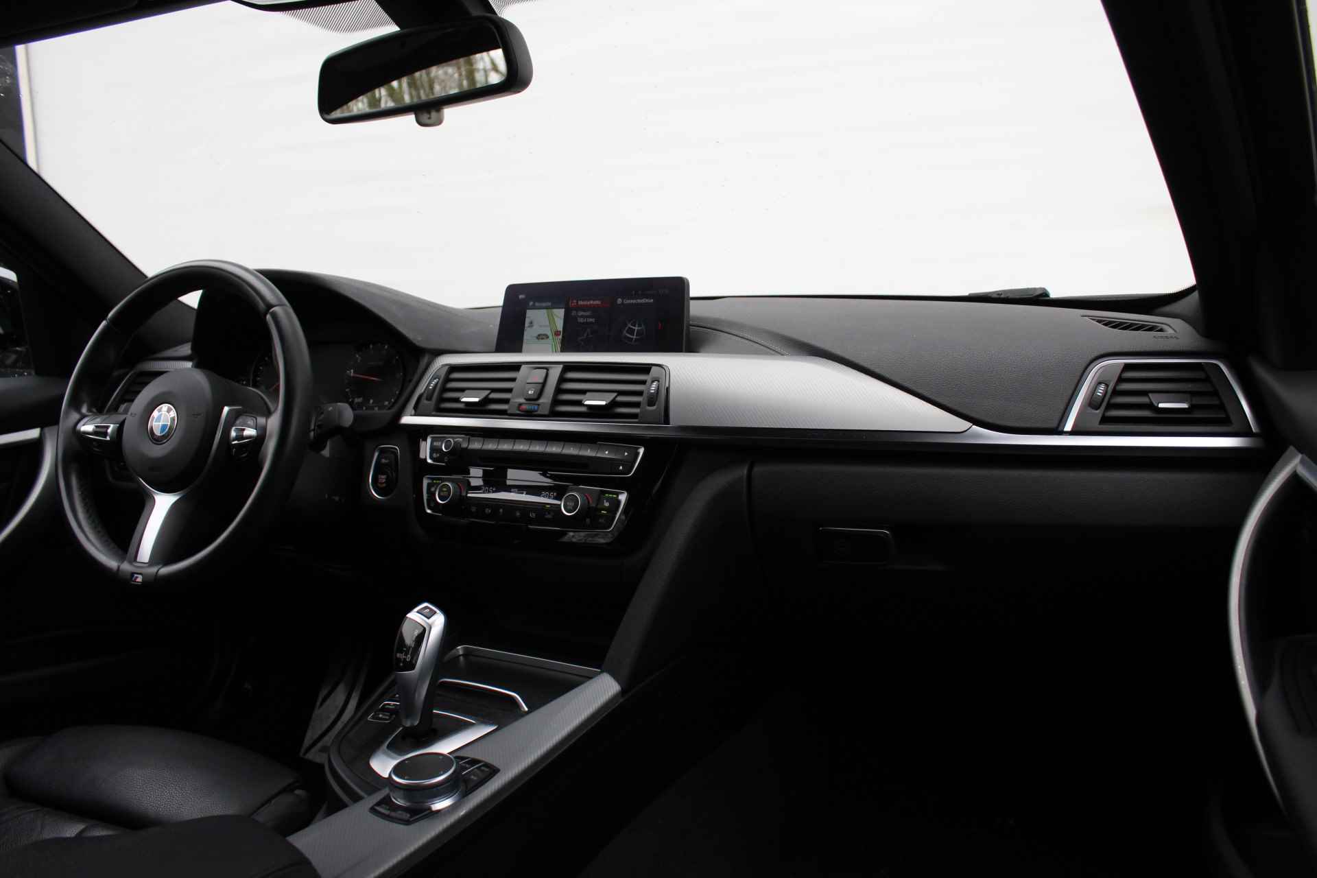 BMW 3 Serie 318i Executive M Sport Automaat / Sportstoelen / LED / Navigatie Professional / M Sportonderstel / Stoelverwarming / Leder - 31/31