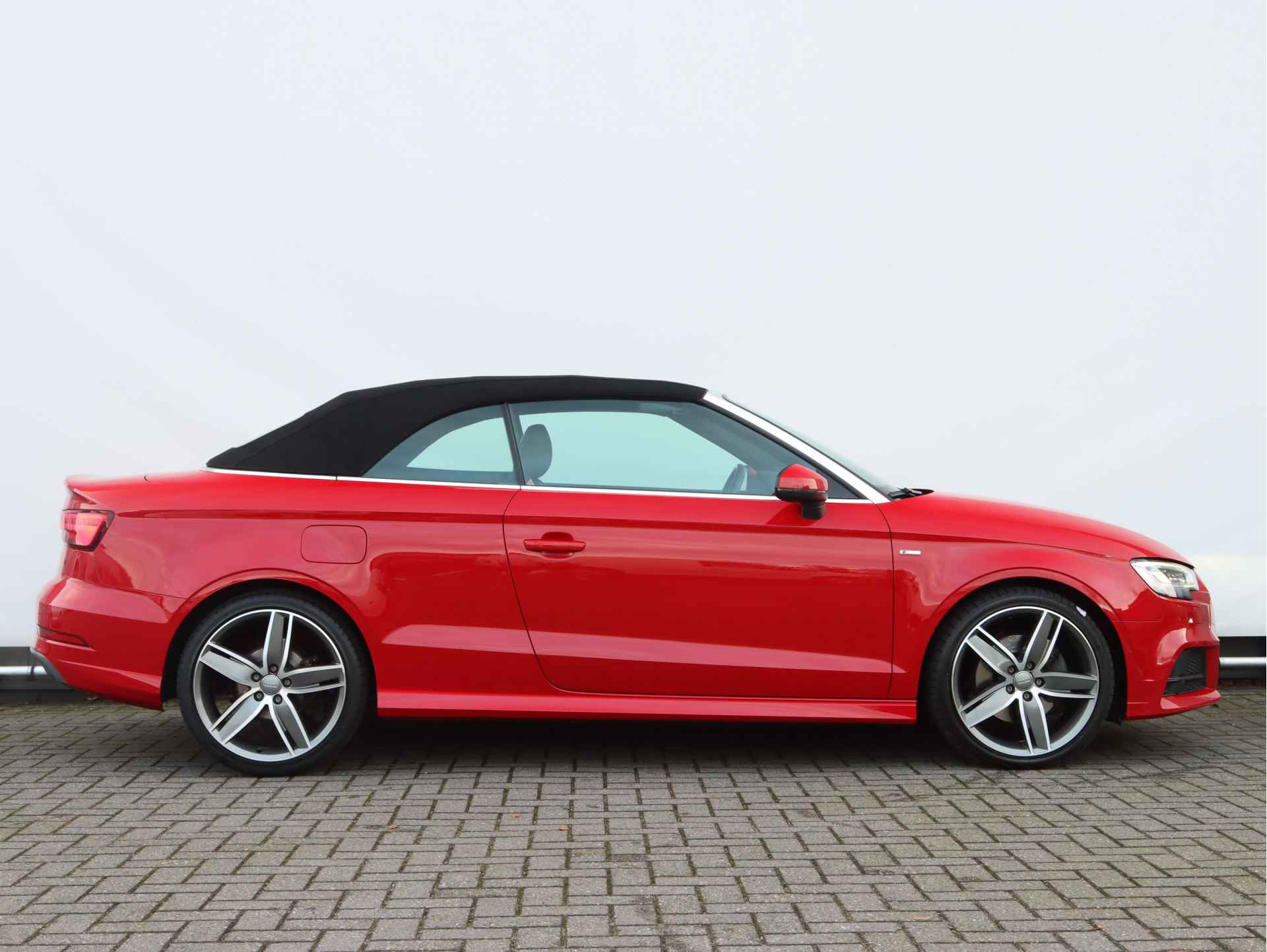 Audi A3 Cabriolet 2.0 TFSI quattro S Line 190pk | Nekverwarming | Stoelverwarming | Adaptive Cruise | Dodehoek detectie | Trekhaak | Parkeersensoren - 2/47