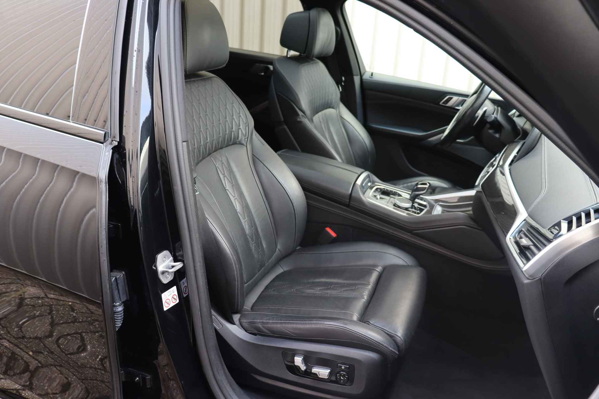 BMW X6 xDrive40i High Executive M Sport Automaat / Panoramadak Sky Lounge / Laserlicht / Soft Close / Parking Assistant Plus / Active Steering / Stoelventilatie - 24/44