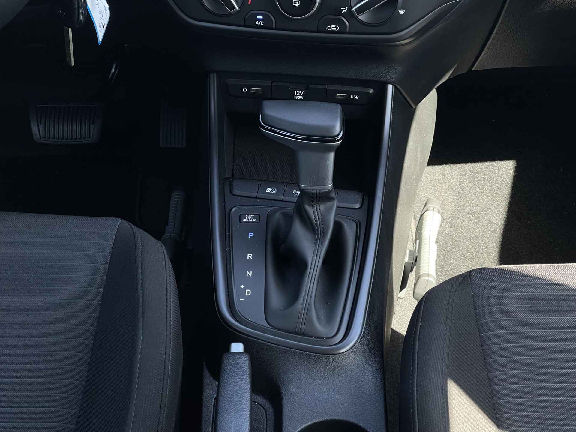 Hyundai i20 1.0 T-GDI Comfort Smart | Navigatie | Camera | Apple Carplay/Android Auto | Cruise Control | Park. Sensor | Dodehoek | Rijklaarprijs! - 20/25