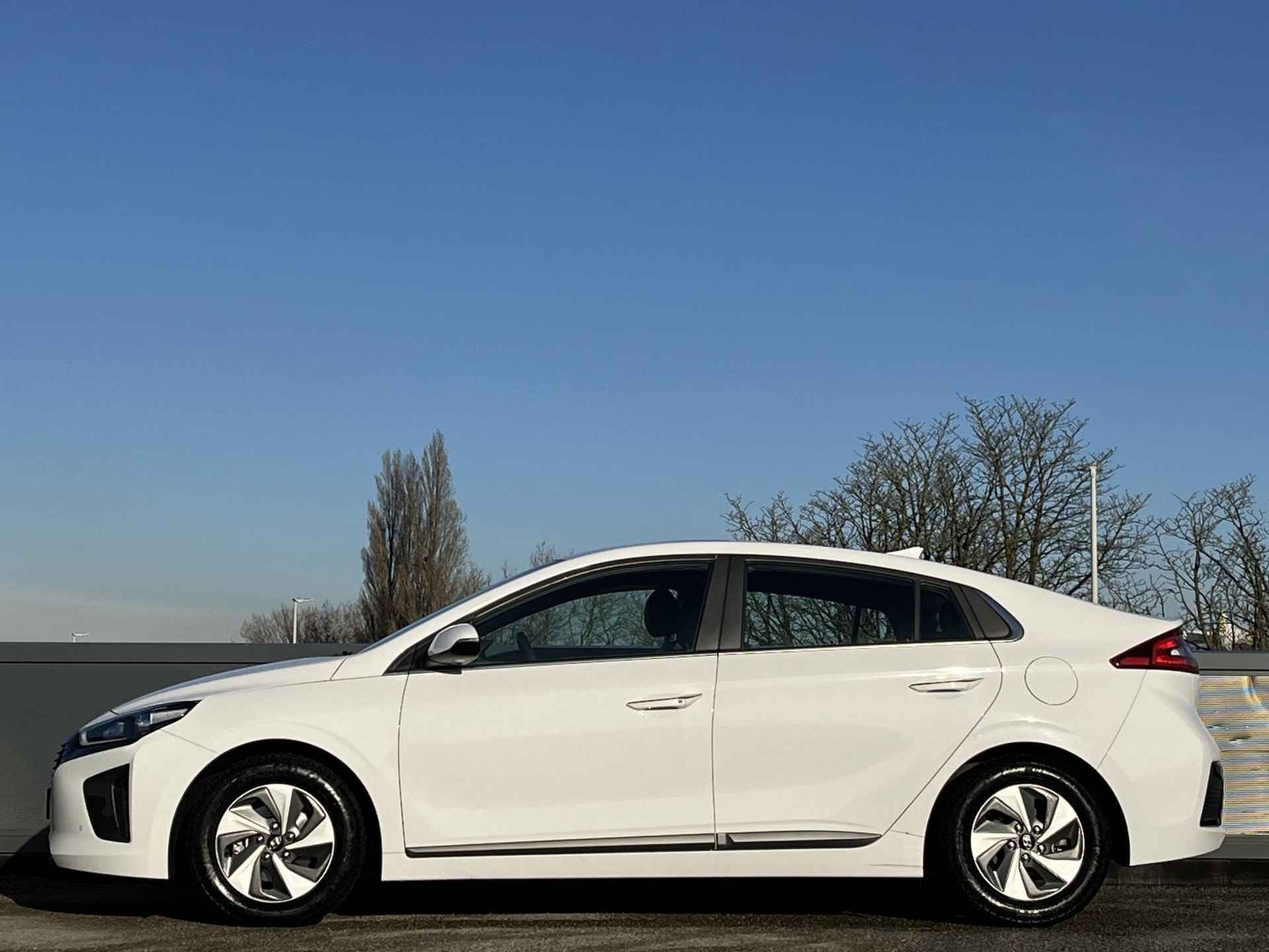 Hyundai IONIQ 1.6 GDi 140 PK Premium | Schuifkanteldak |Full HYbride | Geïntegreerde navigatiesysteem | Lederen bekleding | Adaptieve cruisecontrol | - 4/52