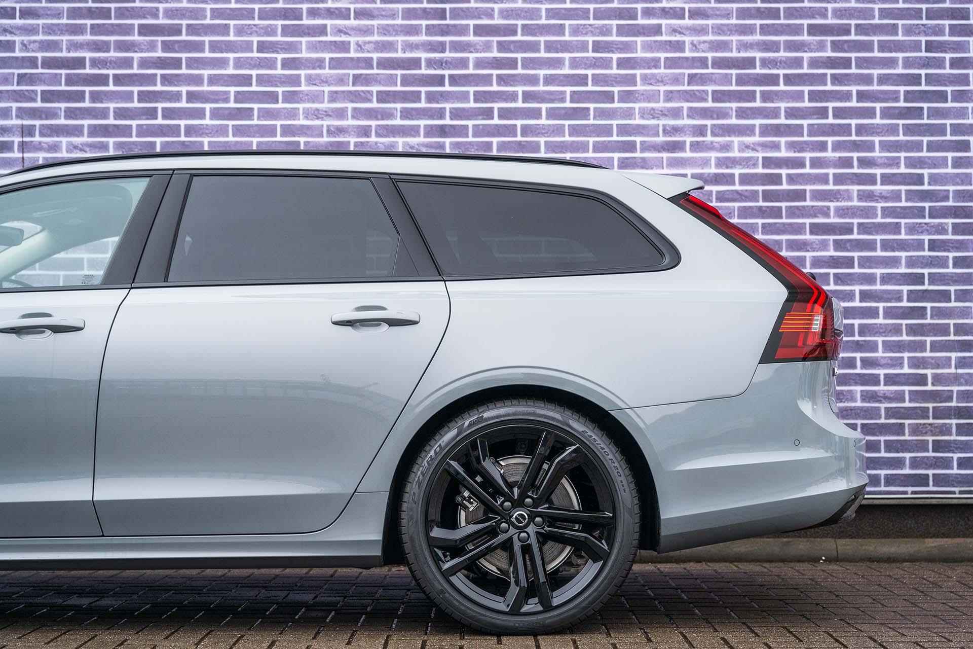 Volvo V90 T6 Recharge AWD Plus Dark Long Range - VOORRAADKORTING - | Luchtvering | 20" LM velgen | Extra getint glas | Harman Kardon audio | Visual Park Assist - 17/44