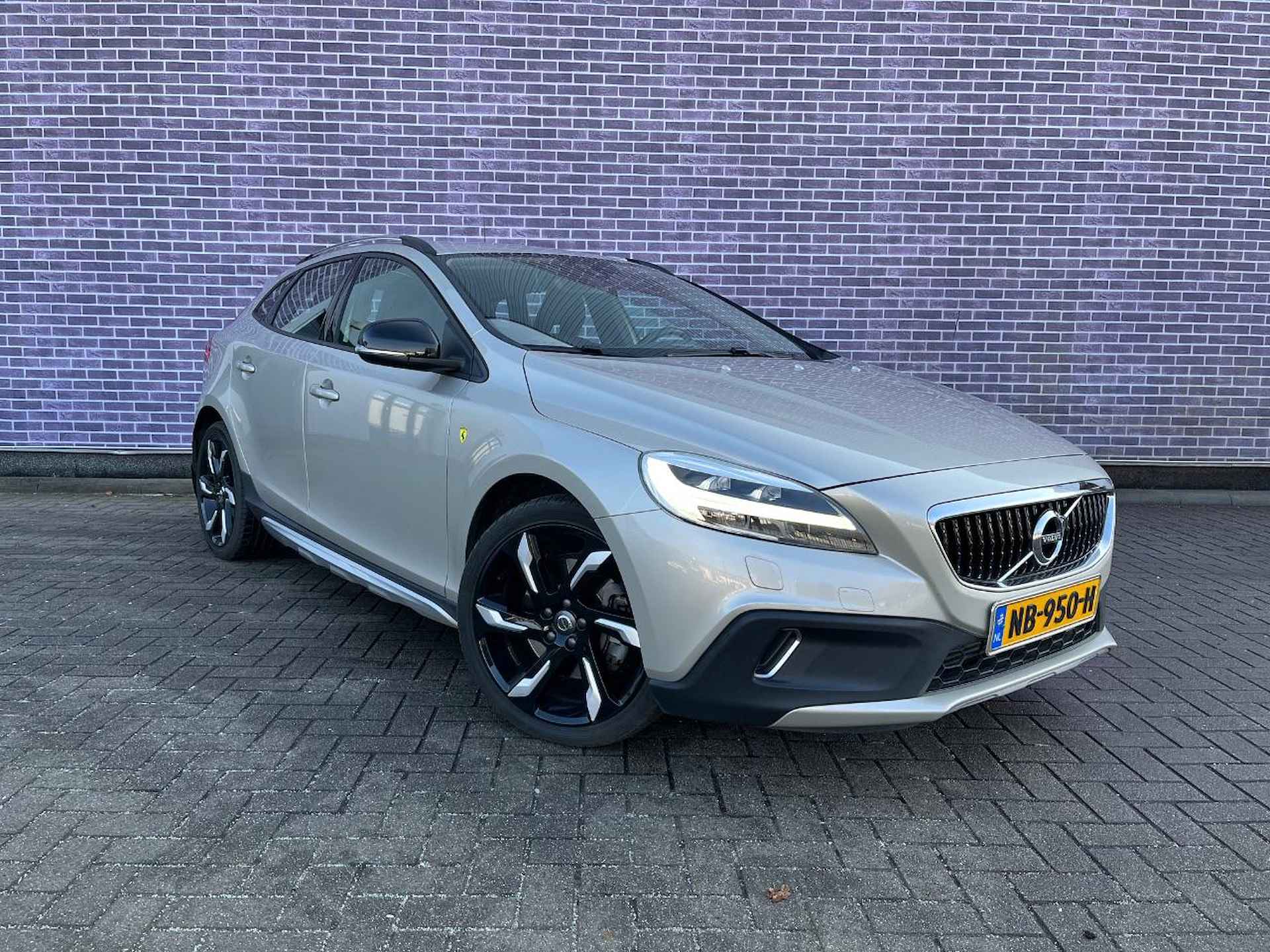 Volvo V40 Cross Country T3 Momentum | Parkeerverwarming met timer | Stoelverwarming | Trekhaak | LED koplampen | 19" LM velgen - 5/8