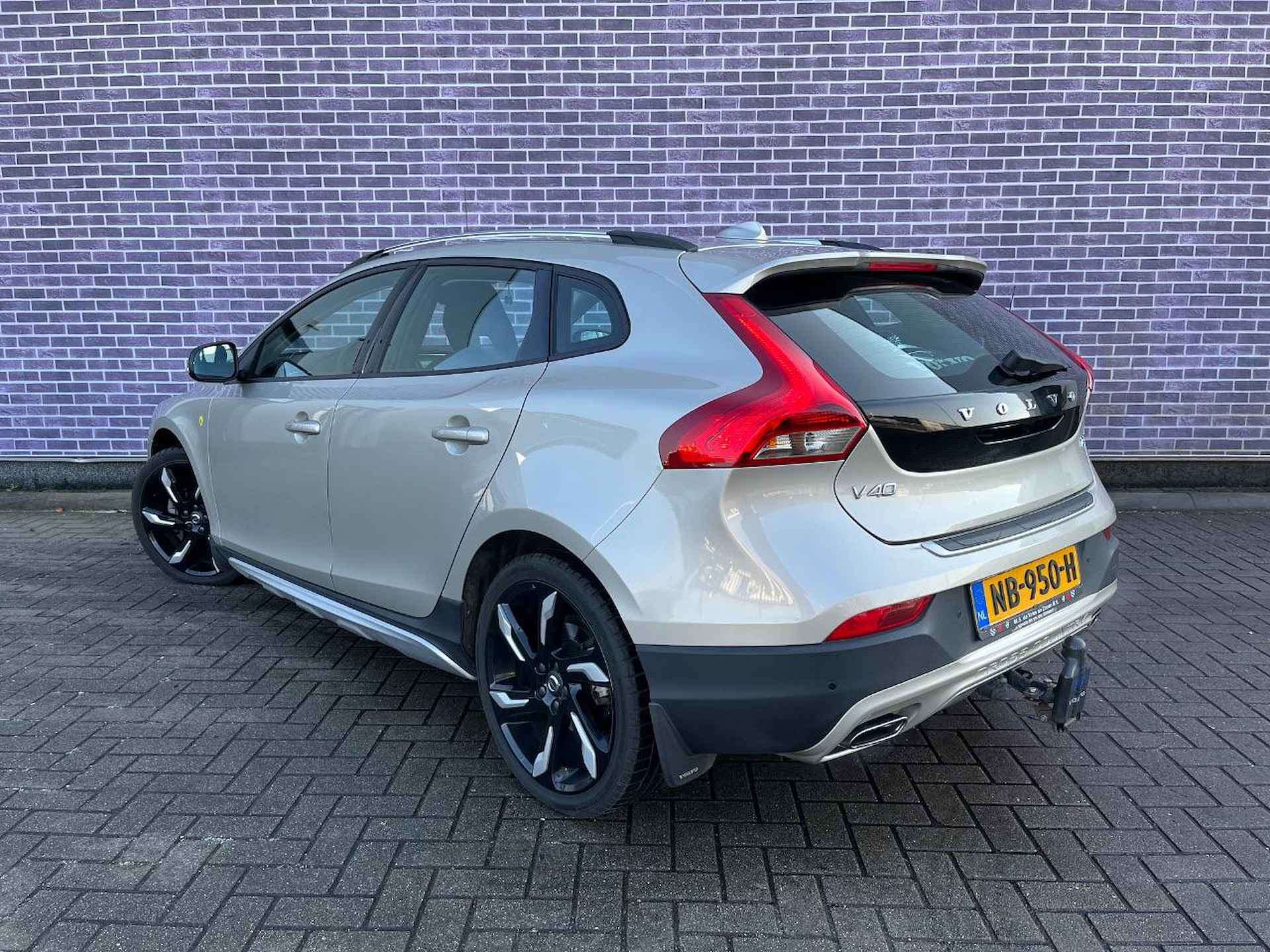 Volvo V40 Cross Country T3 Momentum | Parkeerverwarming met timer | Stoelverwarming | Trekhaak | LED koplampen | 19" LM velgen - 6/8