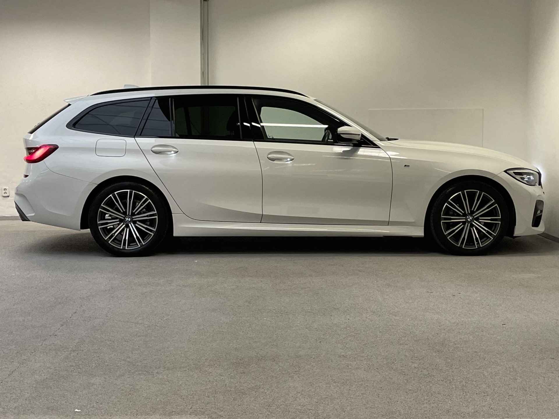 BMW 3-serie Touring 318i M-sport | 1e-EIG. | CARPLAY | LED | - 9/39