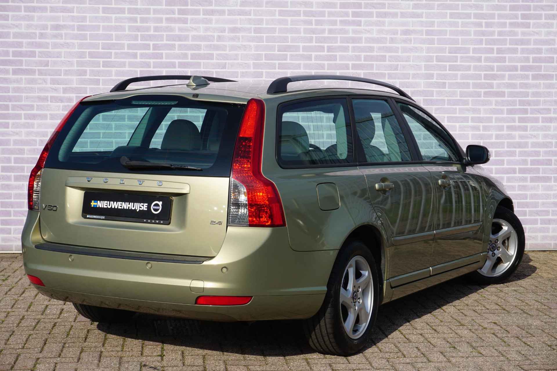 Volvo V50 2.4i Edition II | Automaat | Leder | Stoelverwarming | Dakrails | Licht metalen velgen | Regensensor | AUX | Climate control | - 4/30