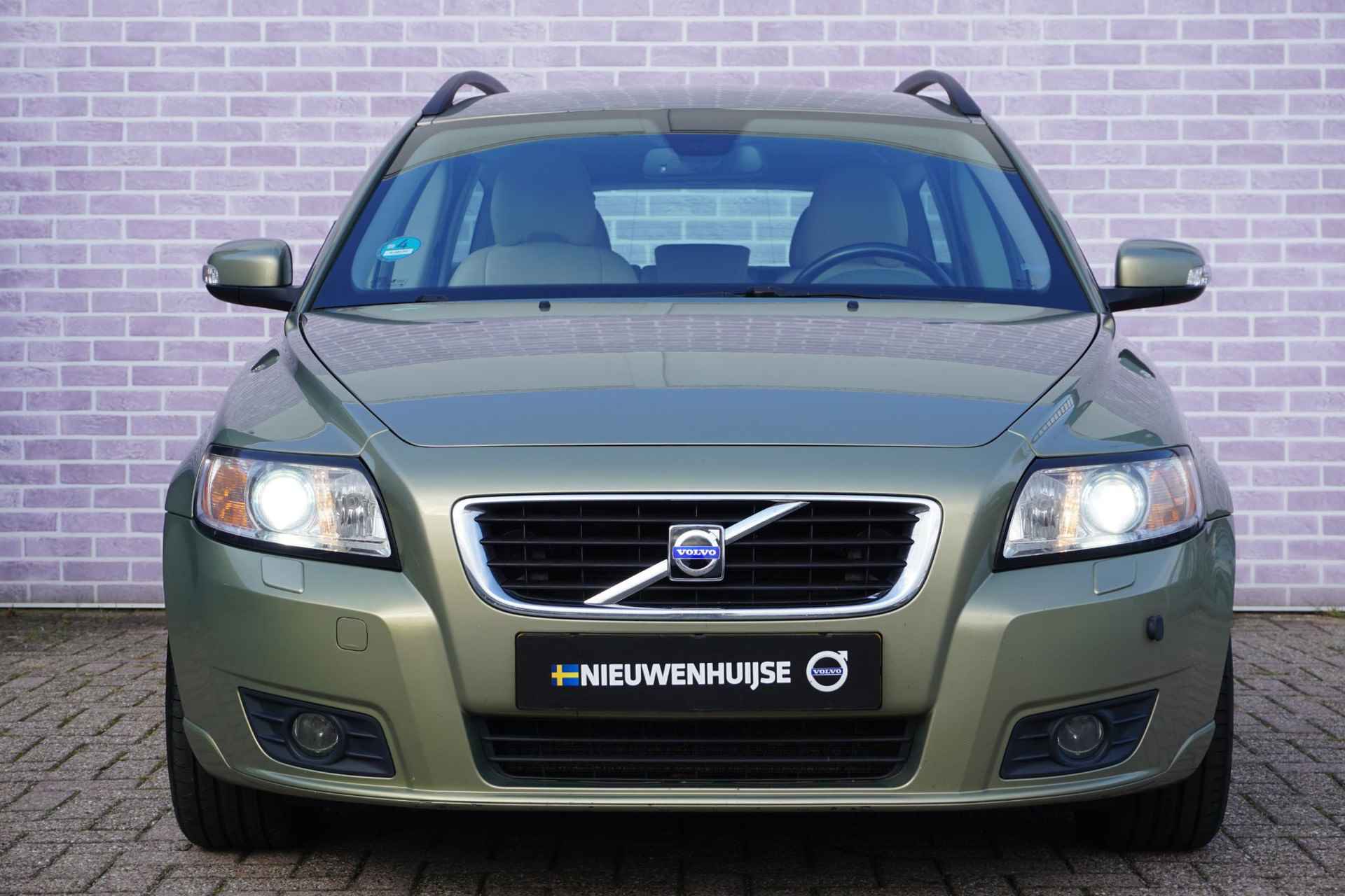 Volvo V50 2.4i Edition II | Automaat | Leder | Stoelverwarming | Dakrails | Licht metalen velgen | Regensensor | AUX | Climate control | - 15/30