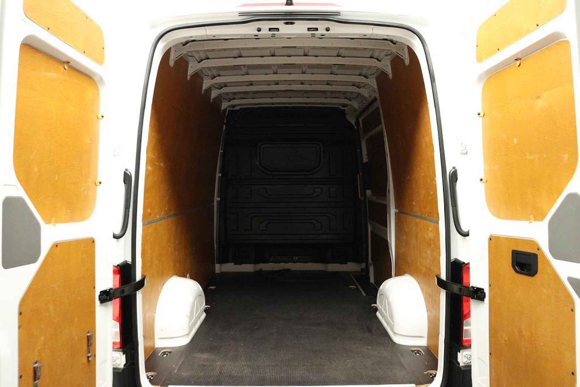 Volkswagen Crafter 30 2.0 TDI 140Pk Highline / Navi / Camera / Betimmering / Bank / Pdc - 15/43