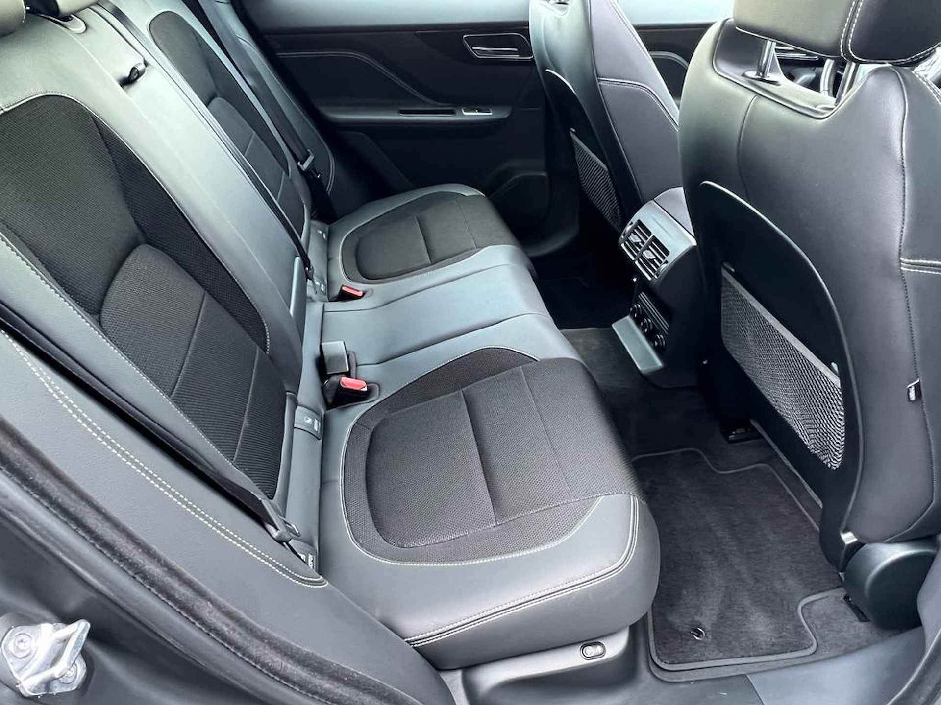 Jaguar F-PACE 2.0t AWD R Sport 250PK automaat Panoramadak | Electrische stoel en achterbank leuning | Medirian audio | NAVI | Apple car play - 24/54