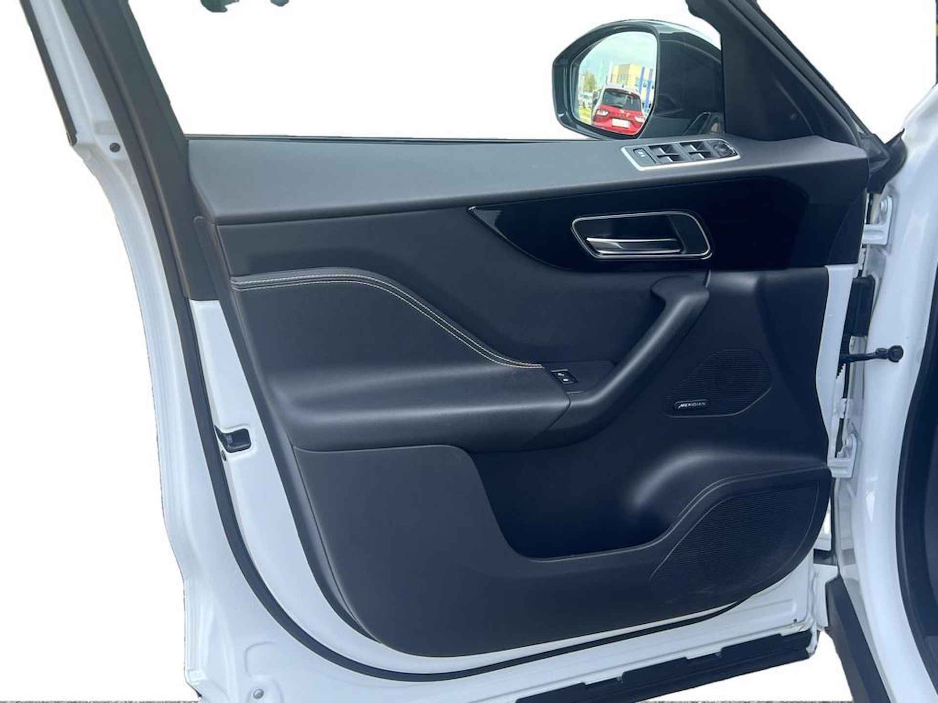 Jaguar F-PACE 2.0t AWD R Sport 250PK automaat Panoramadak | Electrische stoel en achterbank leuning | Medirian audio | NAVI | Apple car play - 16/54
