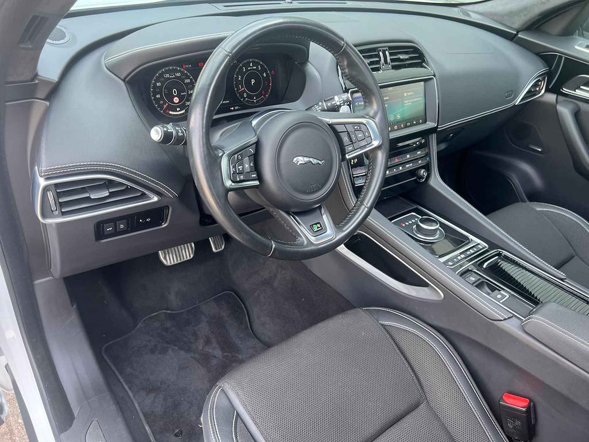 Jaguar F-PACE 2.0t AWD R Sport 250PK automaat Panoramadak | Electrische stoel en achterbank leuning | Medirian audio | NAVI | Apple car play - 19/54