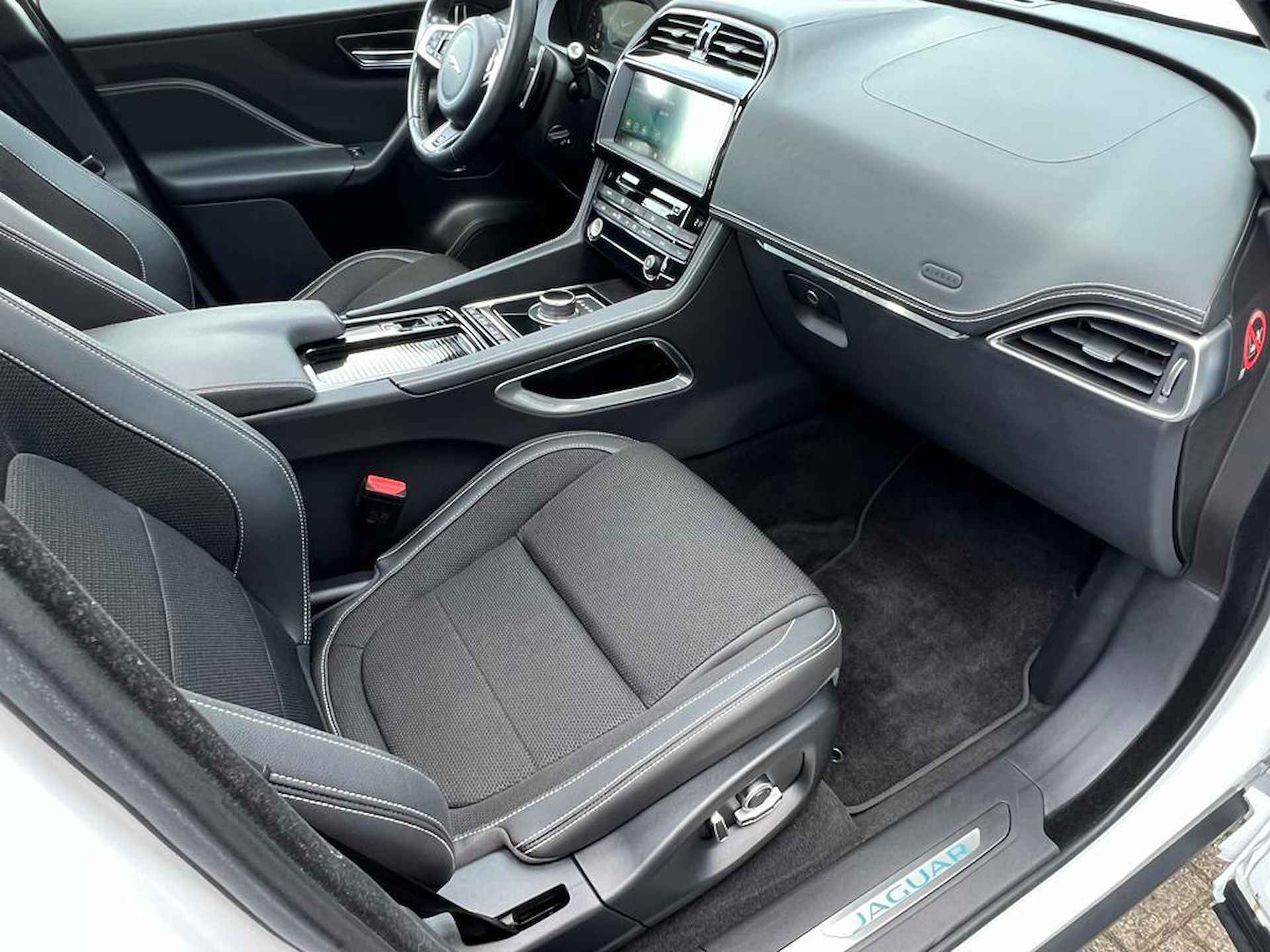 Jaguar F-PACE 2.0t AWD R Sport 250PK automaat Panoramadak | Electrische stoel en achterbank leuning | Medirian audio | NAVI | Apple car play - 22/54