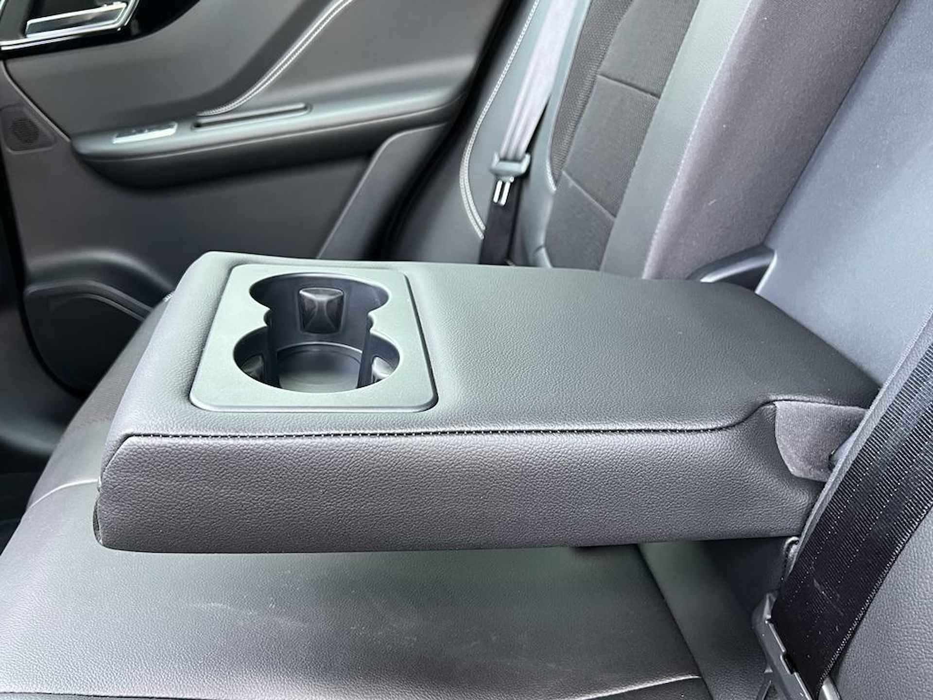 Jaguar F-PACE 2.0t AWD R Sport 250PK automaat Panoramadak | Electrische stoel en achterbank leuning | Medirian audio | NAVI | Apple car play - 25/54