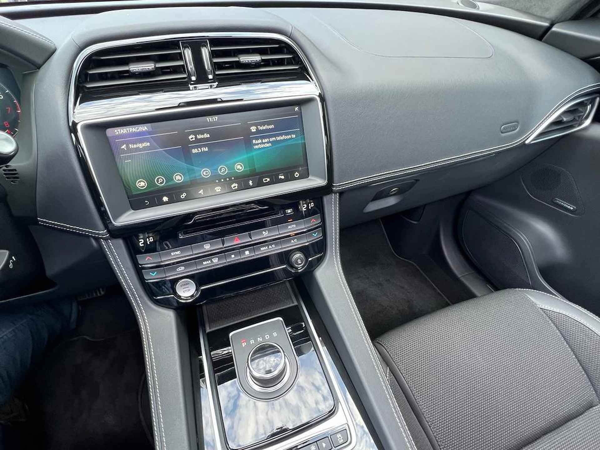 Jaguar F-PACE 2.0t AWD R Sport 250PK automaat Panoramadak | Electrische stoel en achterbank leuning | Medirian audio | NAVI | Apple car play - 41/54