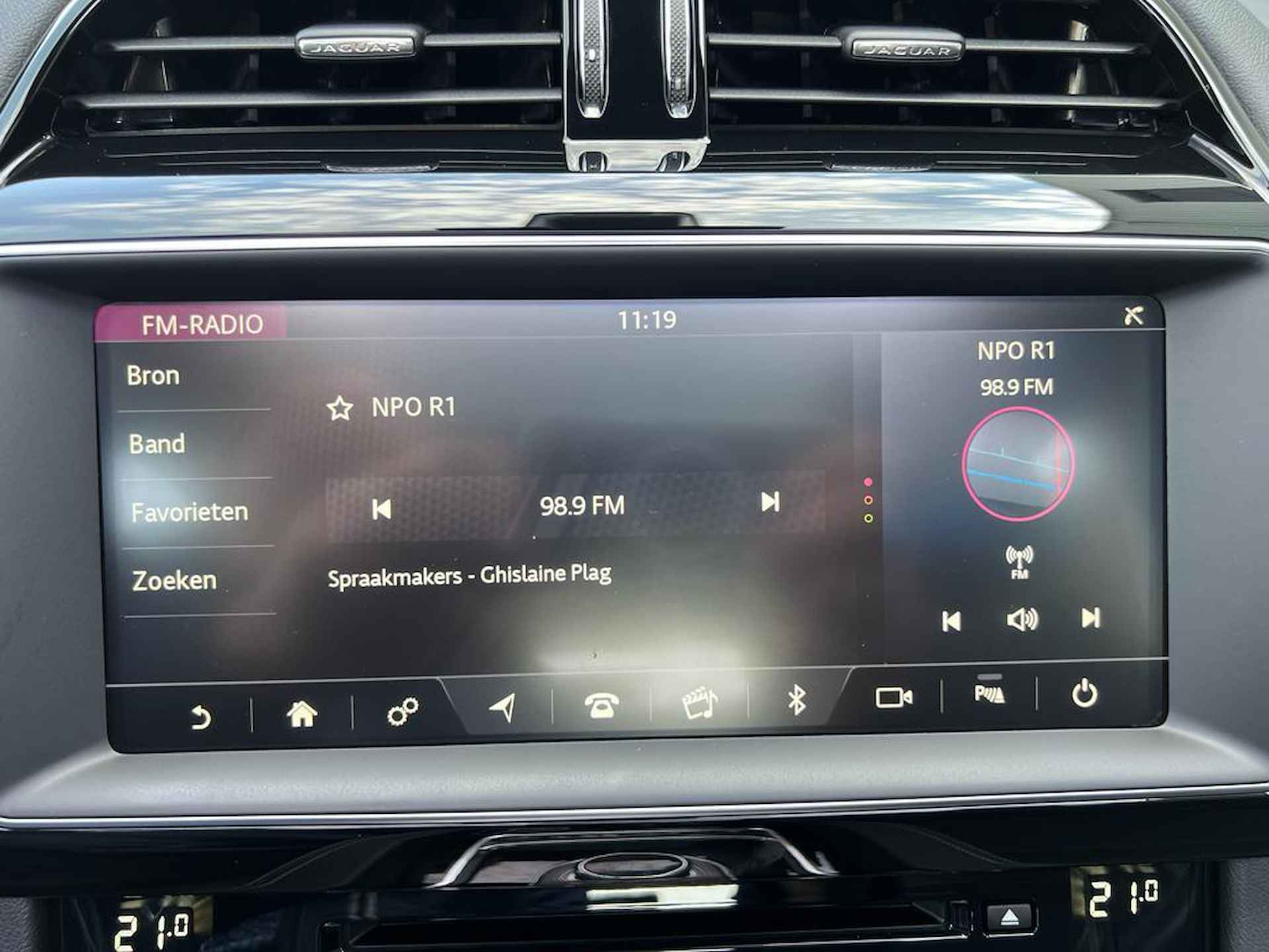 Jaguar F-PACE 2.0t AWD R Sport 250PK automaat Panoramadak | Electrische stoel en achterbank leuning | Medirian audio | NAVI | Apple car play - 45/54