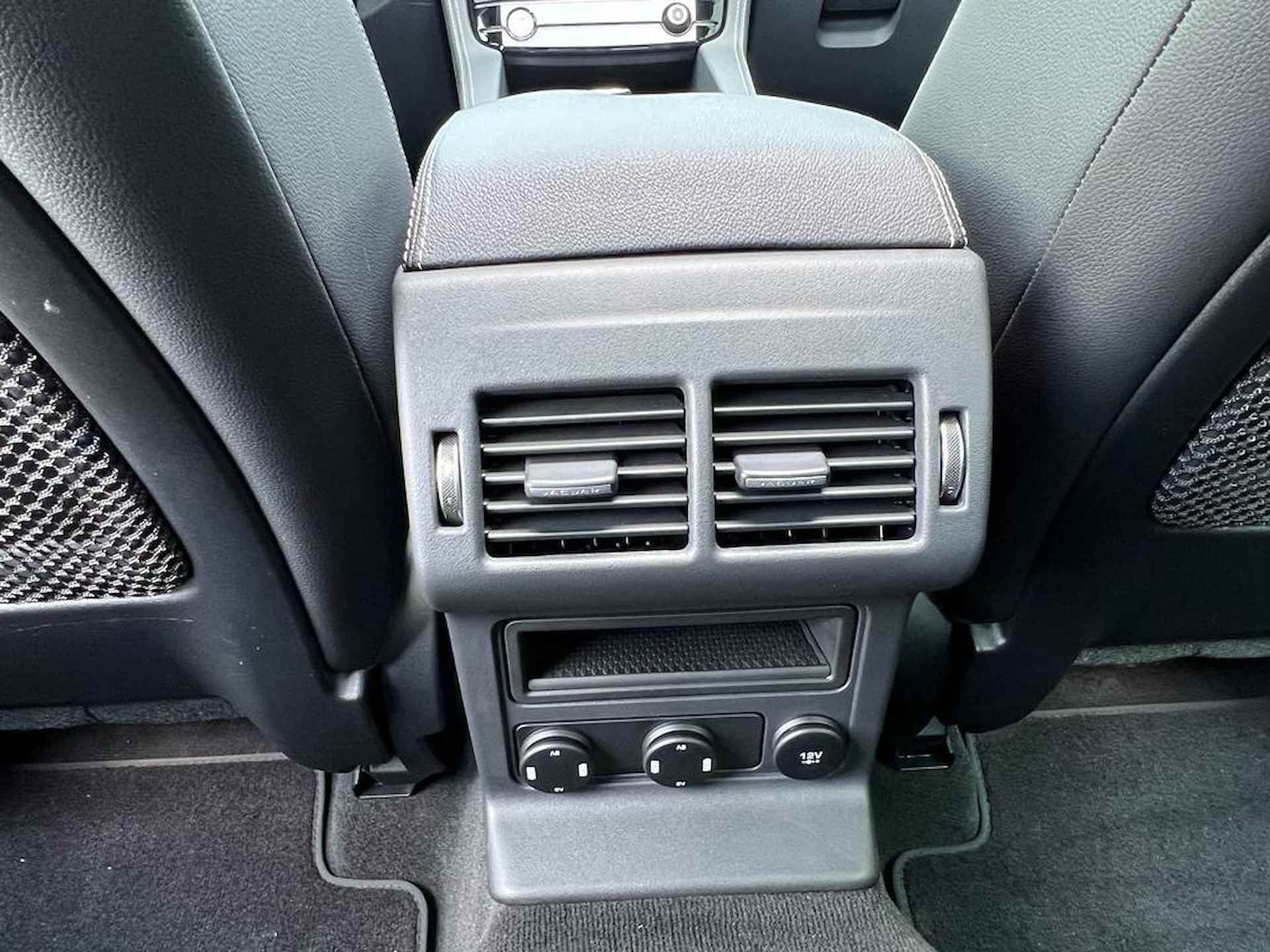 Jaguar F-PACE 2.0t AWD R Sport 250PK automaat Panoramadak | Electrische stoel en achterbank leuning | Medirian audio | NAVI | Apple car play - 50/54
