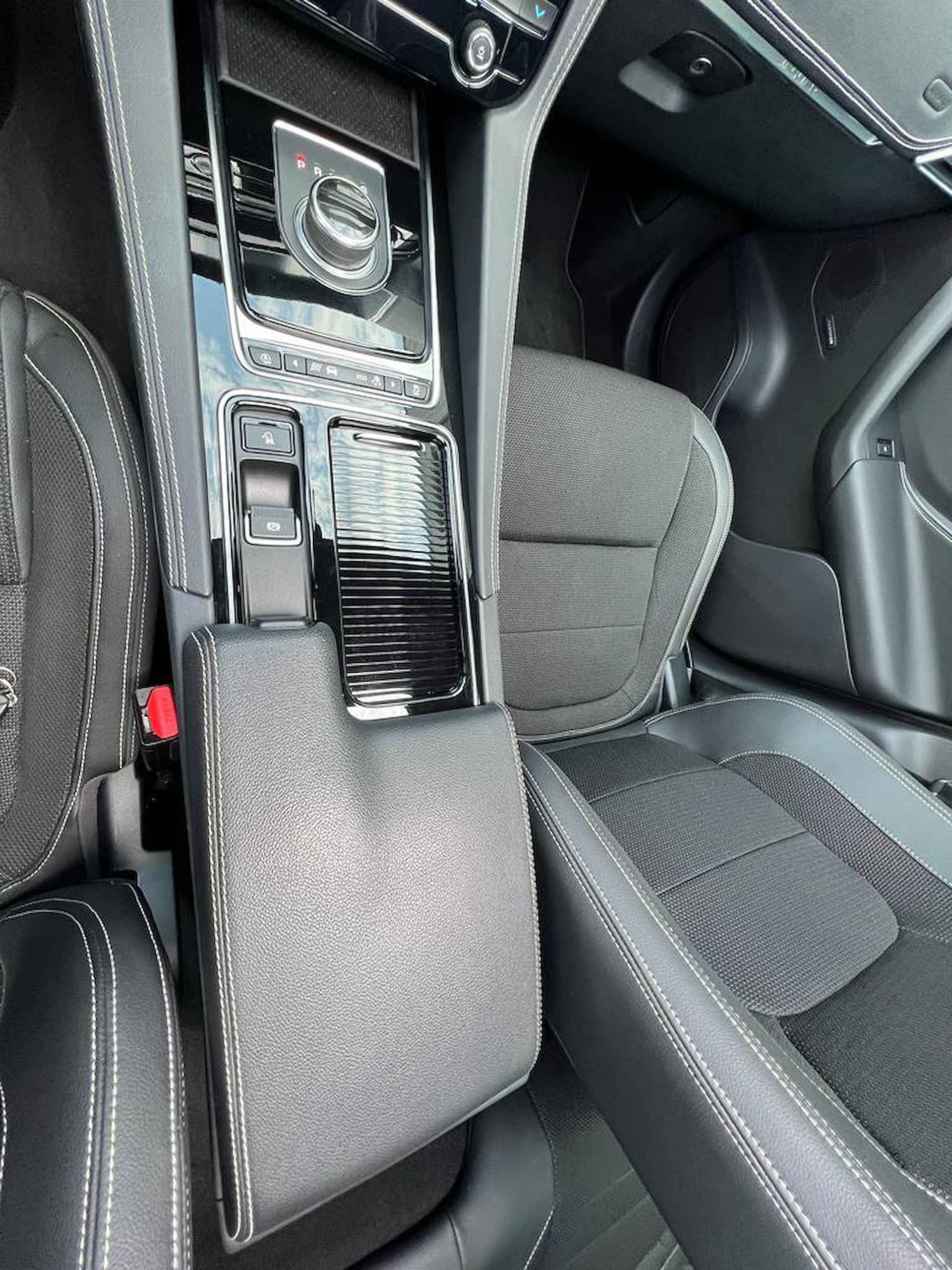 Jaguar F-PACE 2.0t AWD R Sport 250PK automaat Panoramadak | Electrische stoel en achterbank leuning | Medirian audio | NAVI | Apple car play - 52/54