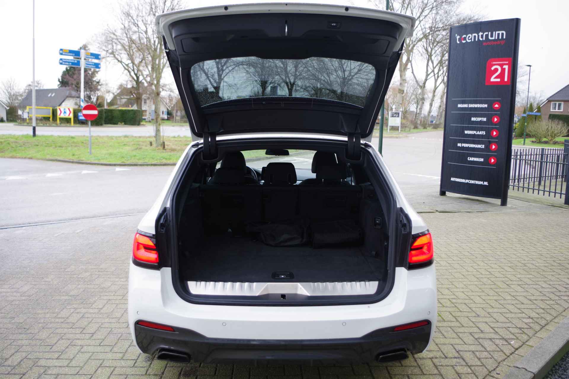 BMW 5 Serie Touring 530e 293 PK M-Sport Business Ed. Plus PHEV, Leder, Stoel- & Stuurverwarming, Camera - 25/37