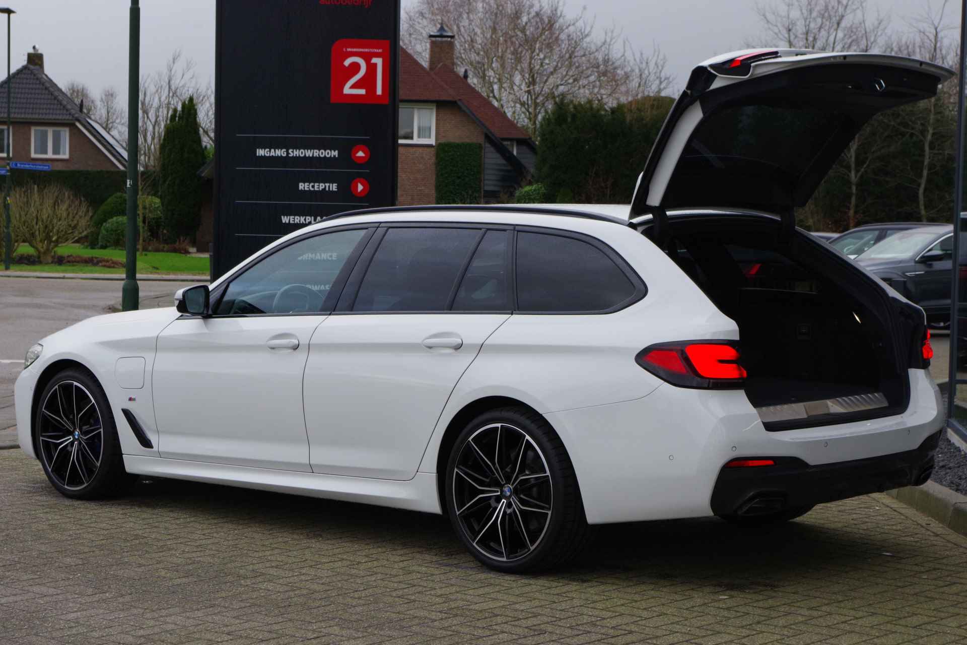 BMW 5 Serie Touring 530e 293 PK M-Sport Business Ed. Plus PHEV, Leder, Stoel- & Stuurverwarming, Camera - 26/37