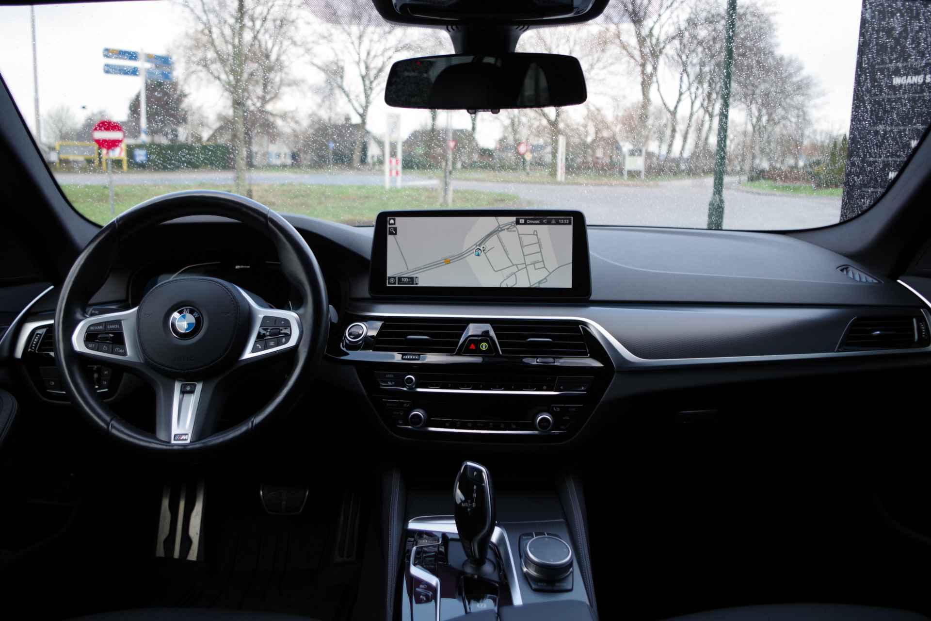 BMW 5 Serie Touring 530e 293 PK M-Sport Business Ed. Plus PHEV, Leder, Stoel- & Stuurverwarming, Camera - 34/37