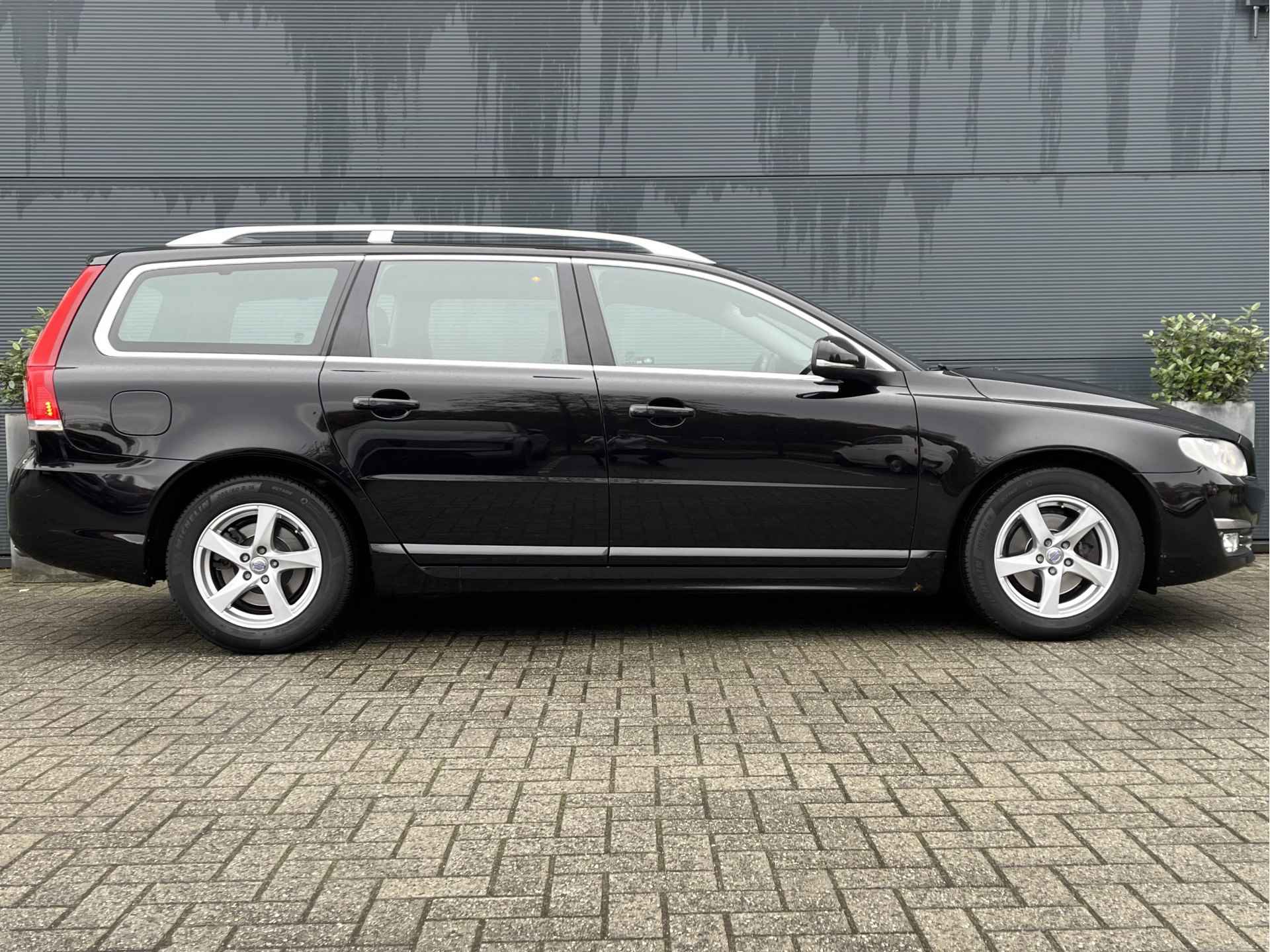 Volvo V70 2.0 D4 Polar+ | Stoelventilatie | Keyless entry | CC adaptief | Schuif-/kanteldak - 2/26