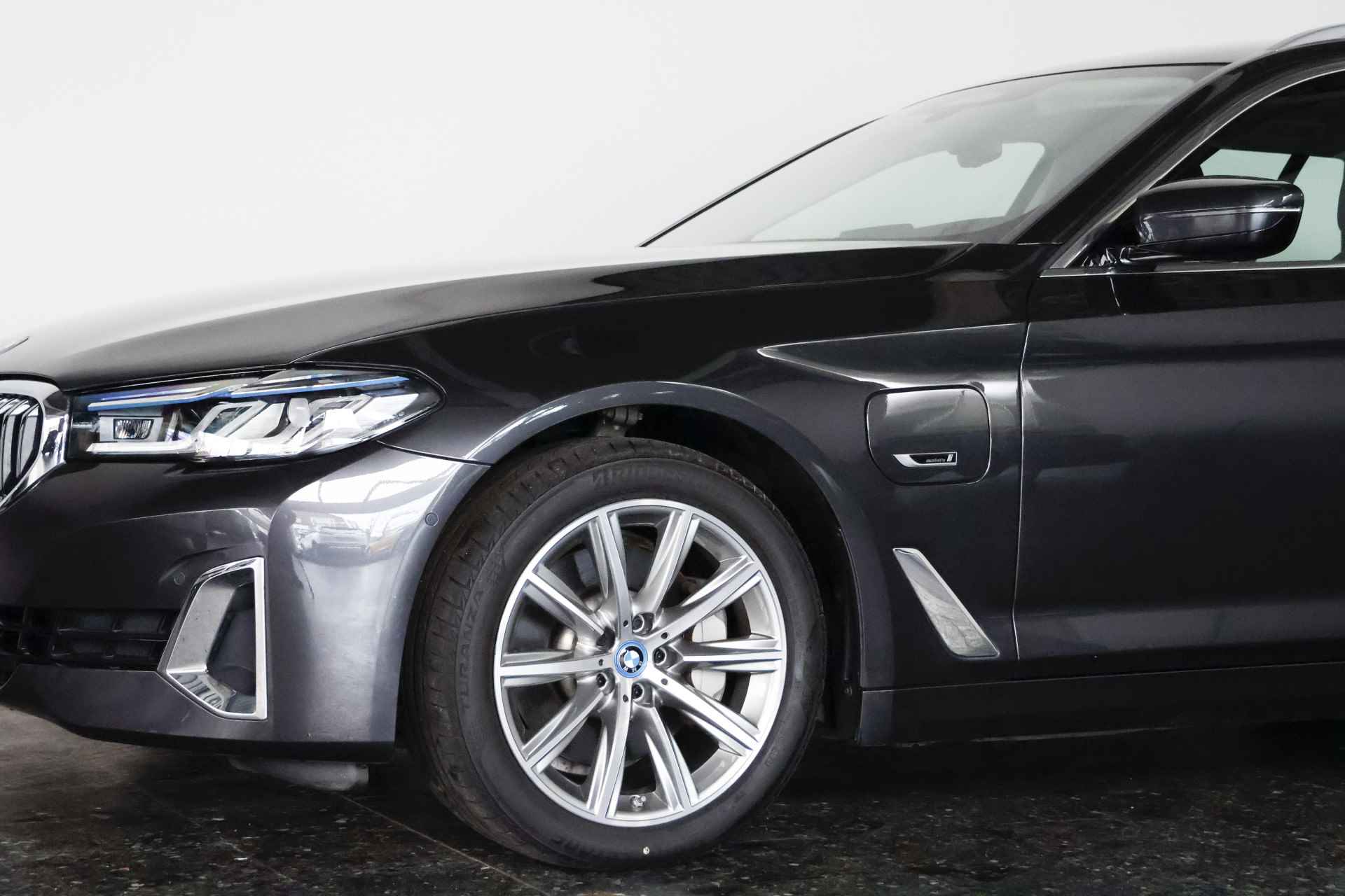 BMW 5 Serie Touring 530e xDrive Executive / Leder / Softclose / Pilot assist / HUD / CarPlay - 41/42