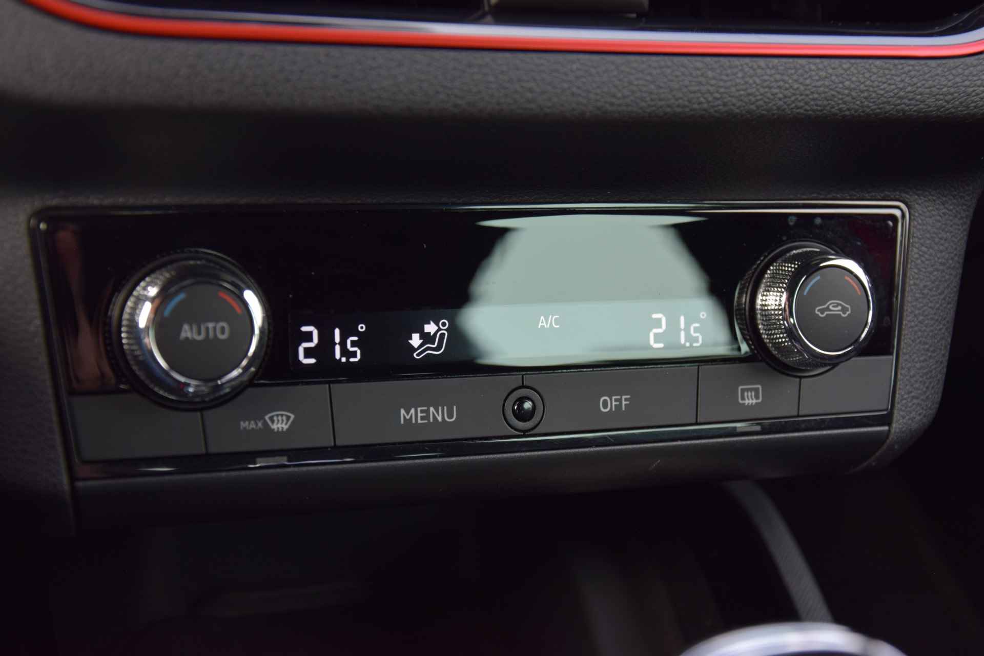 Škoda Scala 1.0 TSI 116PK Sport Business DSG Automaat | NL-Auto | BOVAG Garantie | Trekhaak (wegklapbaar) | LED Verlichting | 17" Velgen | Sportstoelen | Cruise&Climate Control | Zwarte Hemel | - 24/39