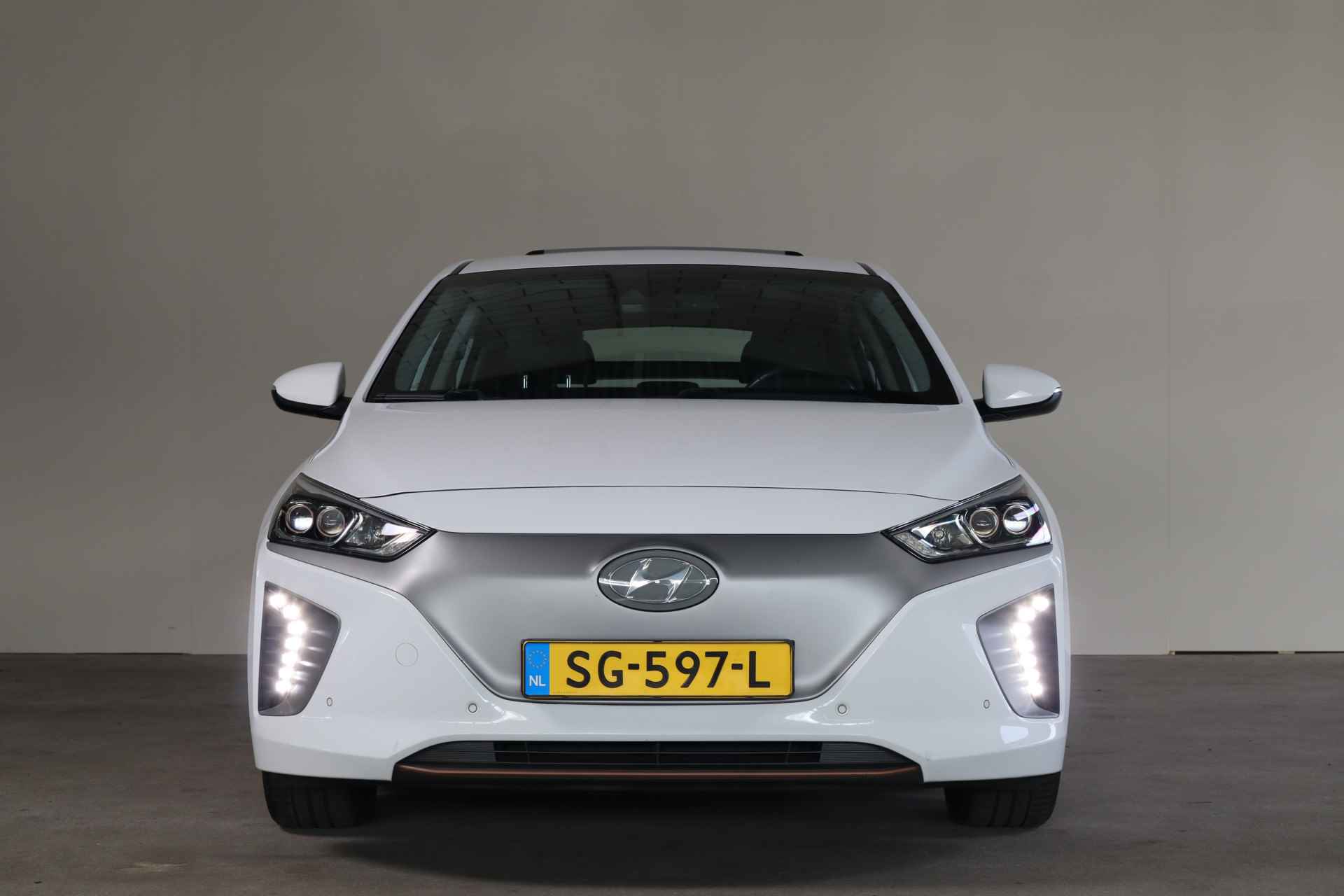 Hyundai IONIQ Premium EV NL-Auto!! Leder/camera/schuifdak -- 2de Pinksterdag open van 11.00 t/m 15.30 uur -- - 4/38