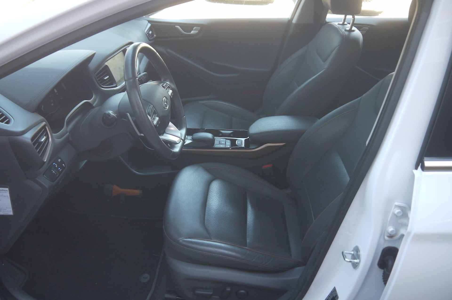 Hyundai IONIQ Premium EV NL-Auto!! Leder/camera/schuifdak -- 2de Pinksterdag open van 11.00 t/m 15.30 uur -- - 26/38