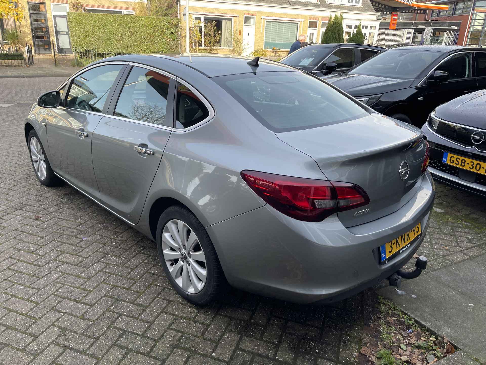 Opel Astra 1.4 Cosmo Turbo Sedan - 5/38