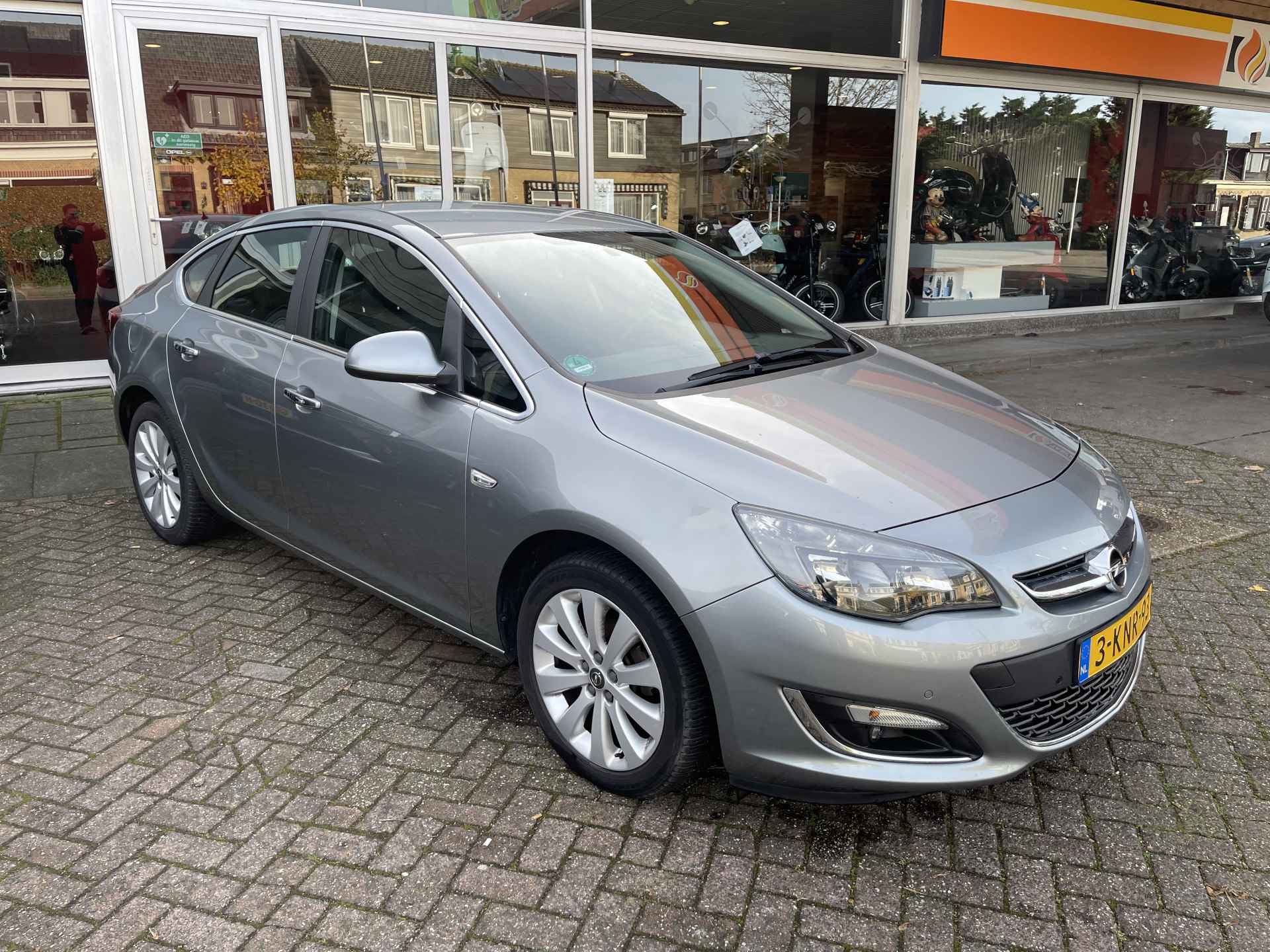 Opel Astra 1.4 Cosmo Turbo Sedan - 8/38