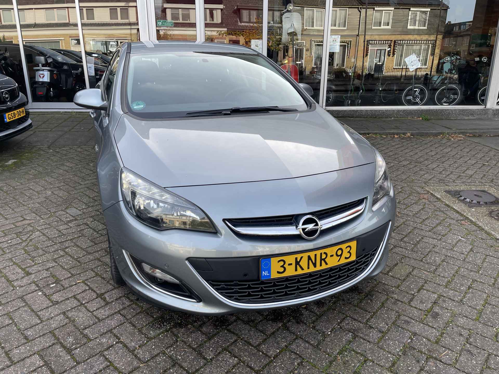 Opel Astra 1.4 Cosmo Turbo Sedan - 9/38