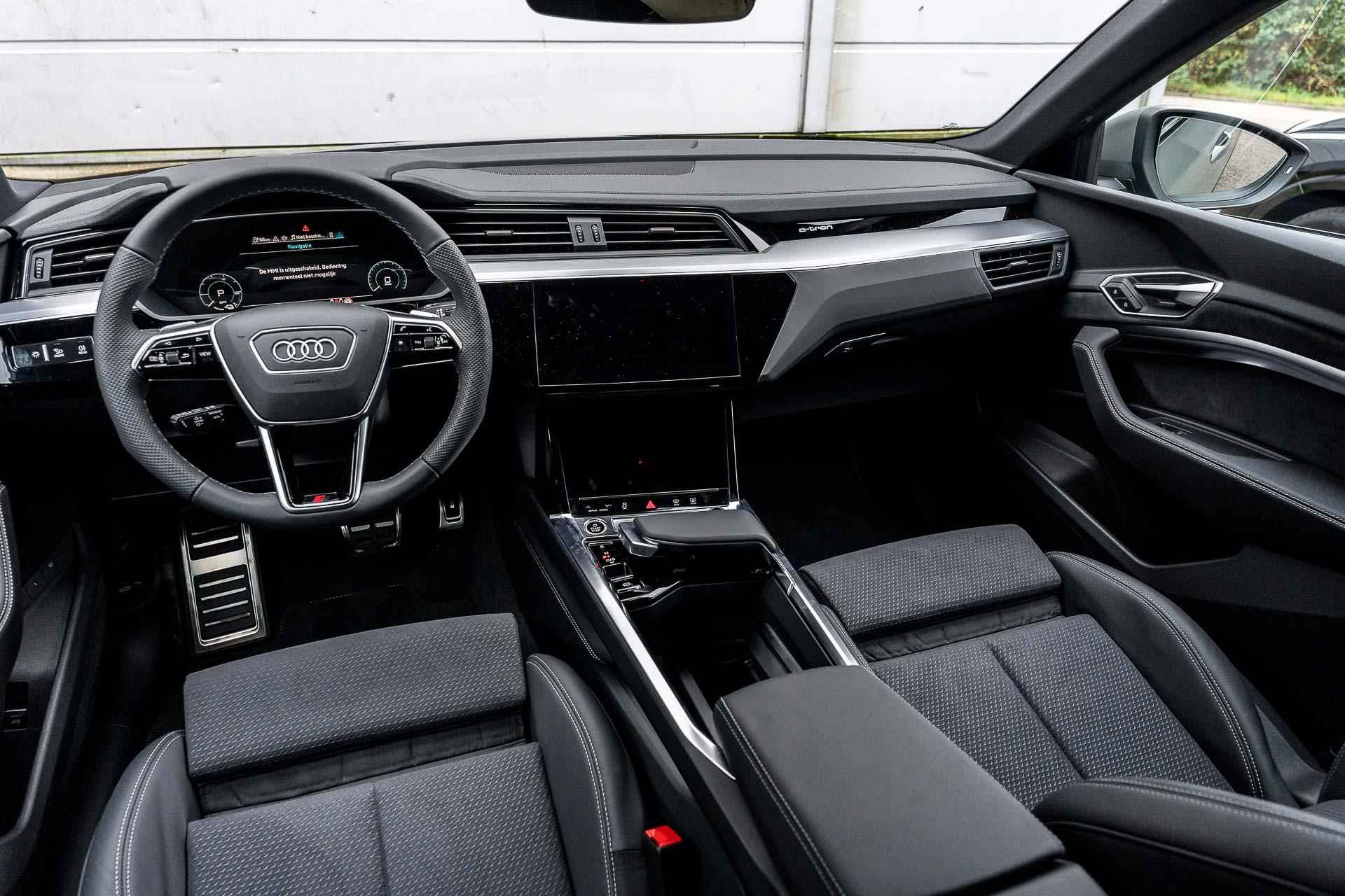 Audi Q8 e-tron 50 quattro 340pk S Edition 95 kWh | 20" Velgen | Zwart Optiek - 34/51