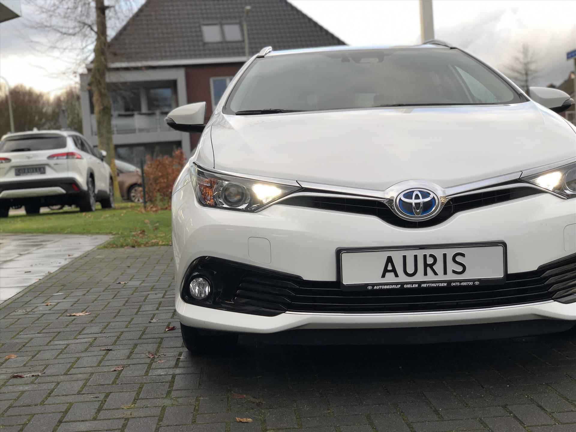 Toyota Auris Touring Sports 1.8 Hybrid Dynamic | Navigatie, Cruise control, Stoelverwarming, Lichtmetalen velgen, Climate control - 8/38