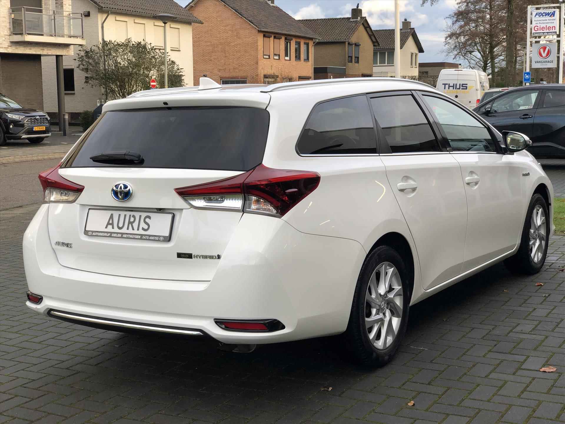 Toyota Auris Touring Sports 1.8 Hybrid Dynamic | Navigatie, Cruise control, Stoelverwarming, Lichtmetalen velgen, Climate control - 9/38