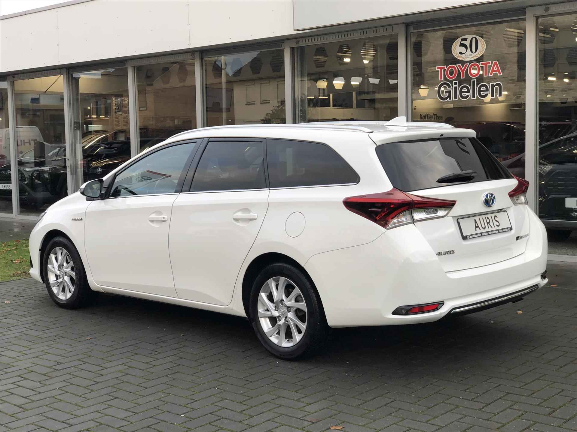 Toyota Auris Touring Sports 1.8 Hybrid Dynamic | Navigatie, Cruise control, Stoelverwarming, Lichtmetalen velgen, Climate control - 3/38