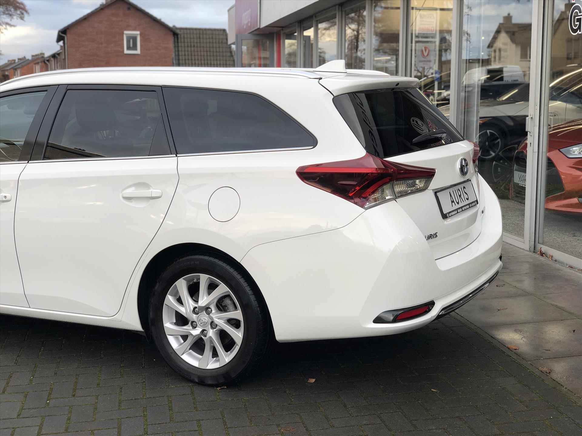 Toyota Auris Touring Sports 1.8 Hybrid Dynamic | Navigatie, Cruise control, Stoelverwarming, Lichtmetalen velgen, Climate control - 5/38