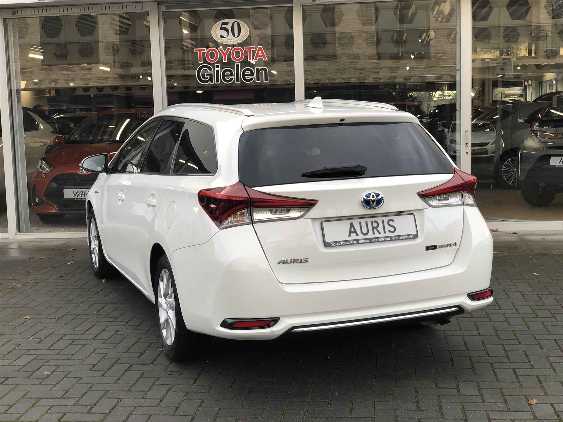 Toyota Auris Touring Sports 1.8 Hybrid Dynamic | Navigatie, Cruise control, Stoelverwarming, Lichtmetalen velgen, Climate control - 11/38