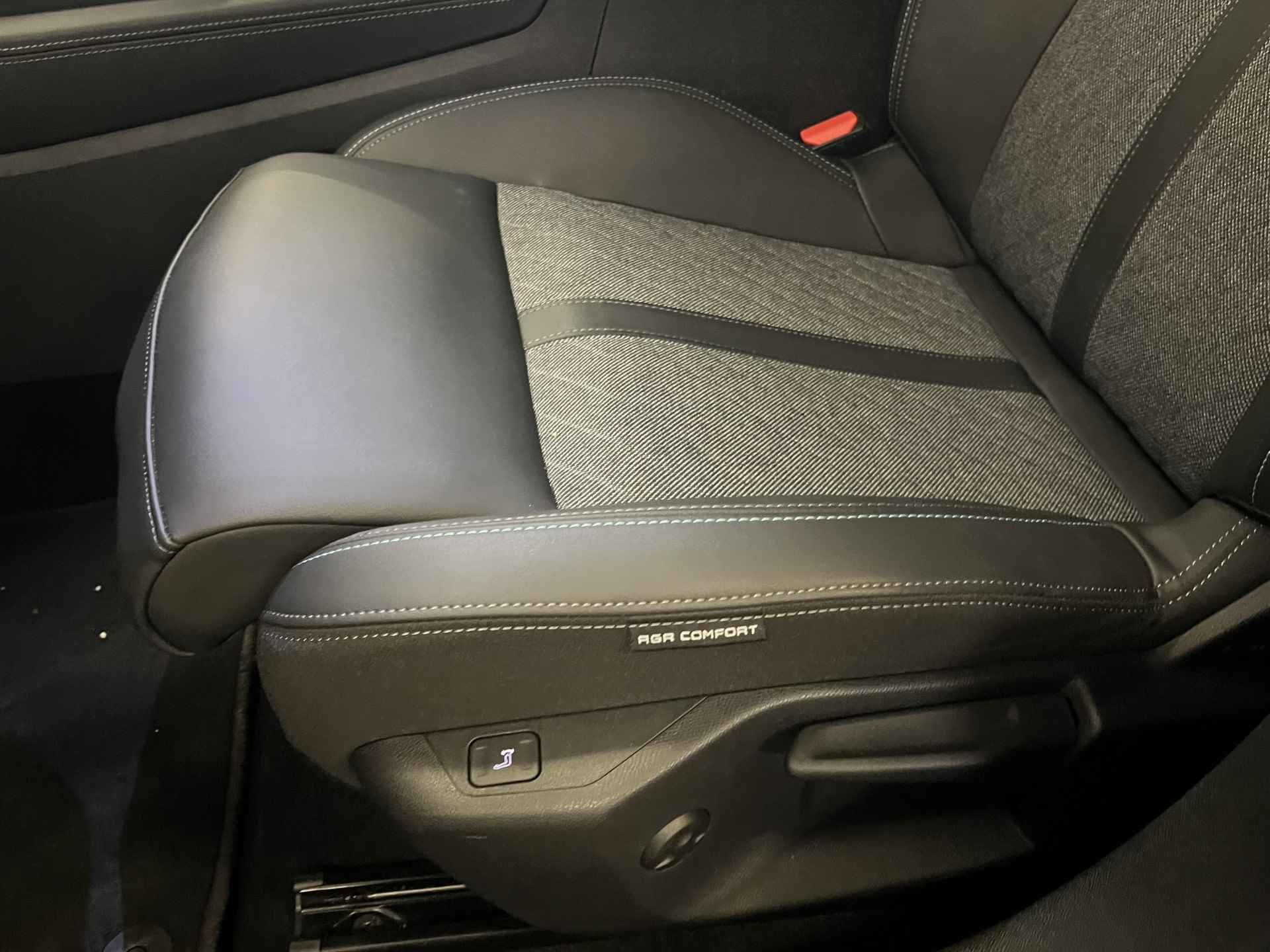 Peugeot 408 1.6 HYbrid 180pk Allure Pack | Camera | Navigatie | Comfortstoelen - 26/35