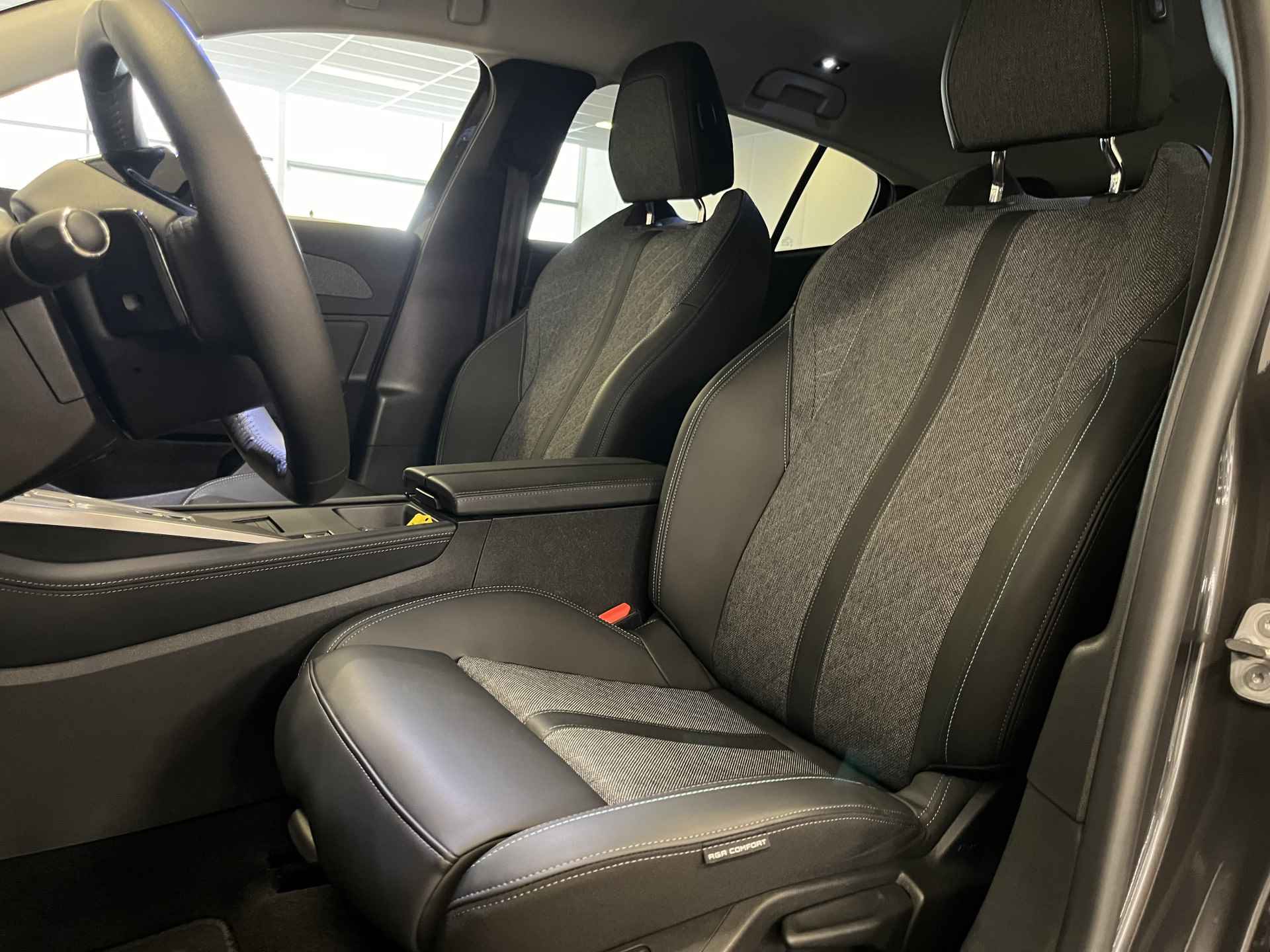 Peugeot 408 1.6 HYbrid 180pk Allure Pack | Camera | Navigatie | Comfortstoelen - 27/35