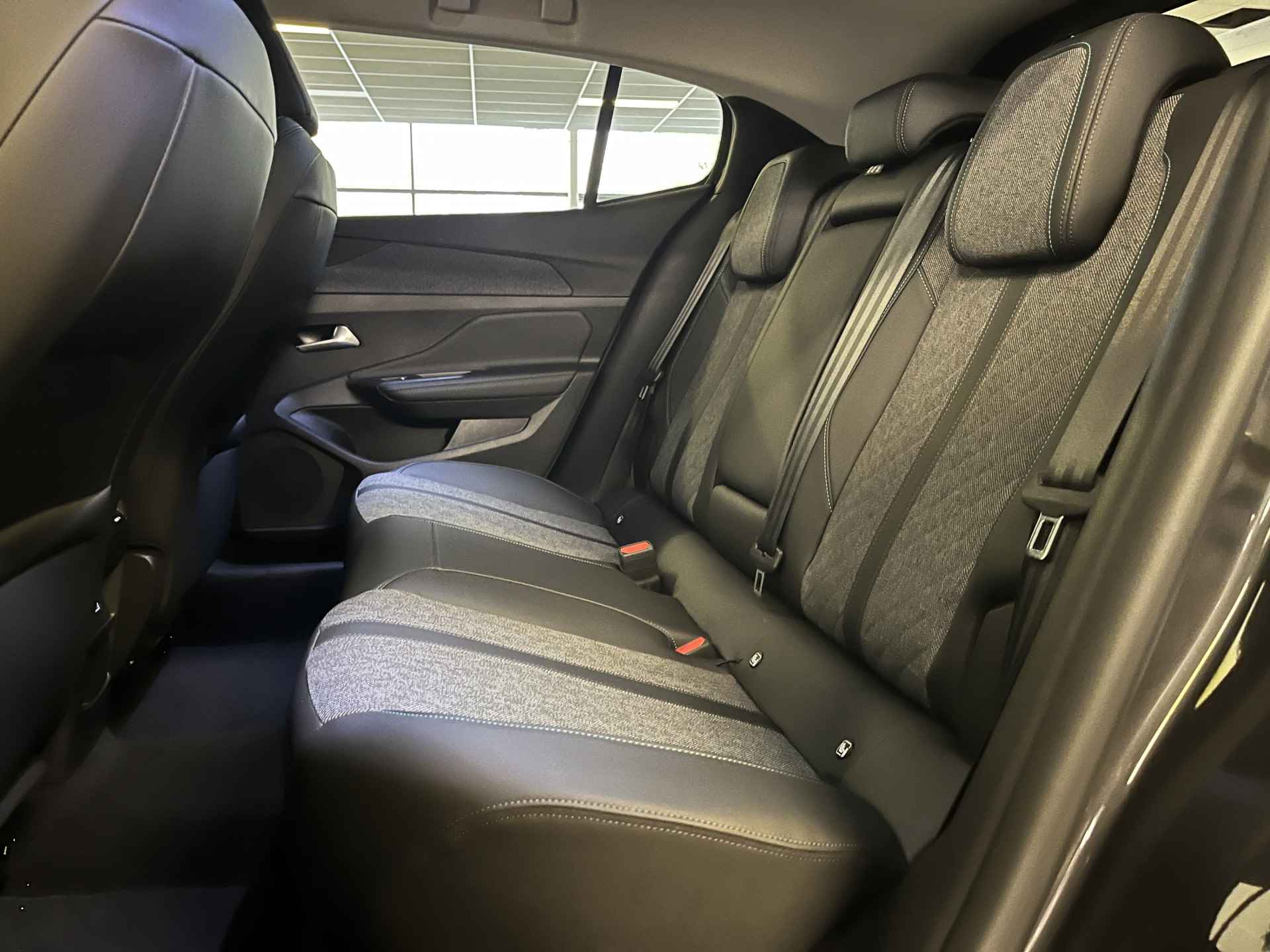 Peugeot 408 1.6 HYbrid 180pk Allure Pack | Camera | Navigatie | Comfortstoelen - 30/35