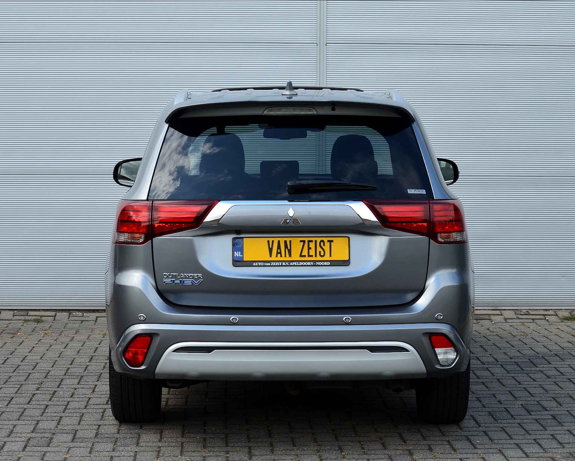 Mitsubishi Outlander PHEV 2.4 INSTYLE 4WD | PLUG IN HYBRID | V2G | FULL OPTIONS | SCHUIFDAK | ADAPTIEF CRUISE | FABRIEKGARANTIE TOT 17-04-2025 | ALL IN RIJKLAARPRIJS - 10/52