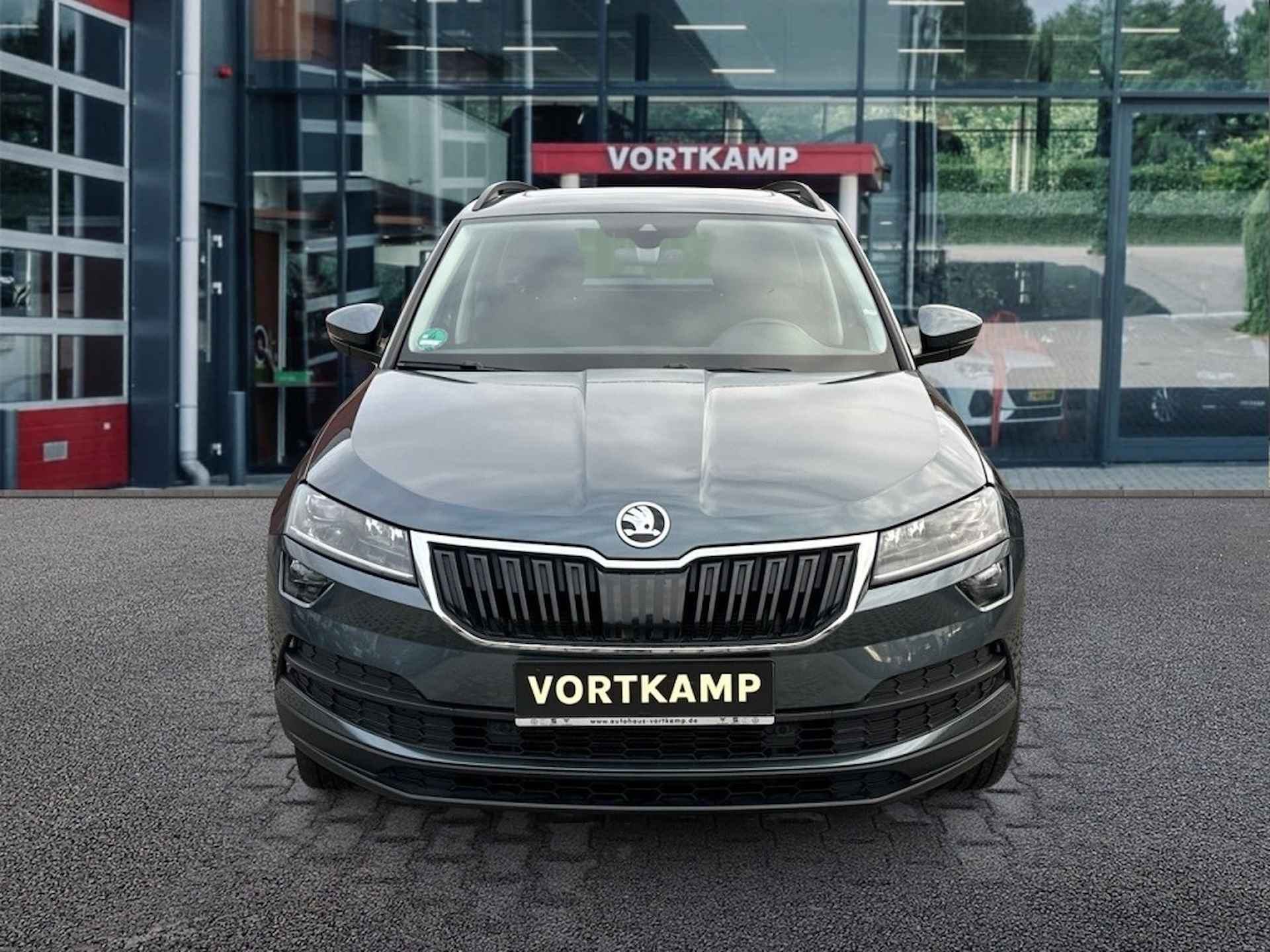 SKODA Karoq 1.5 TSI DSG STYLE PANO-DAK/TREKHAAK/ELEK-STOELEN/CAMERA/CRUISE - 2/28