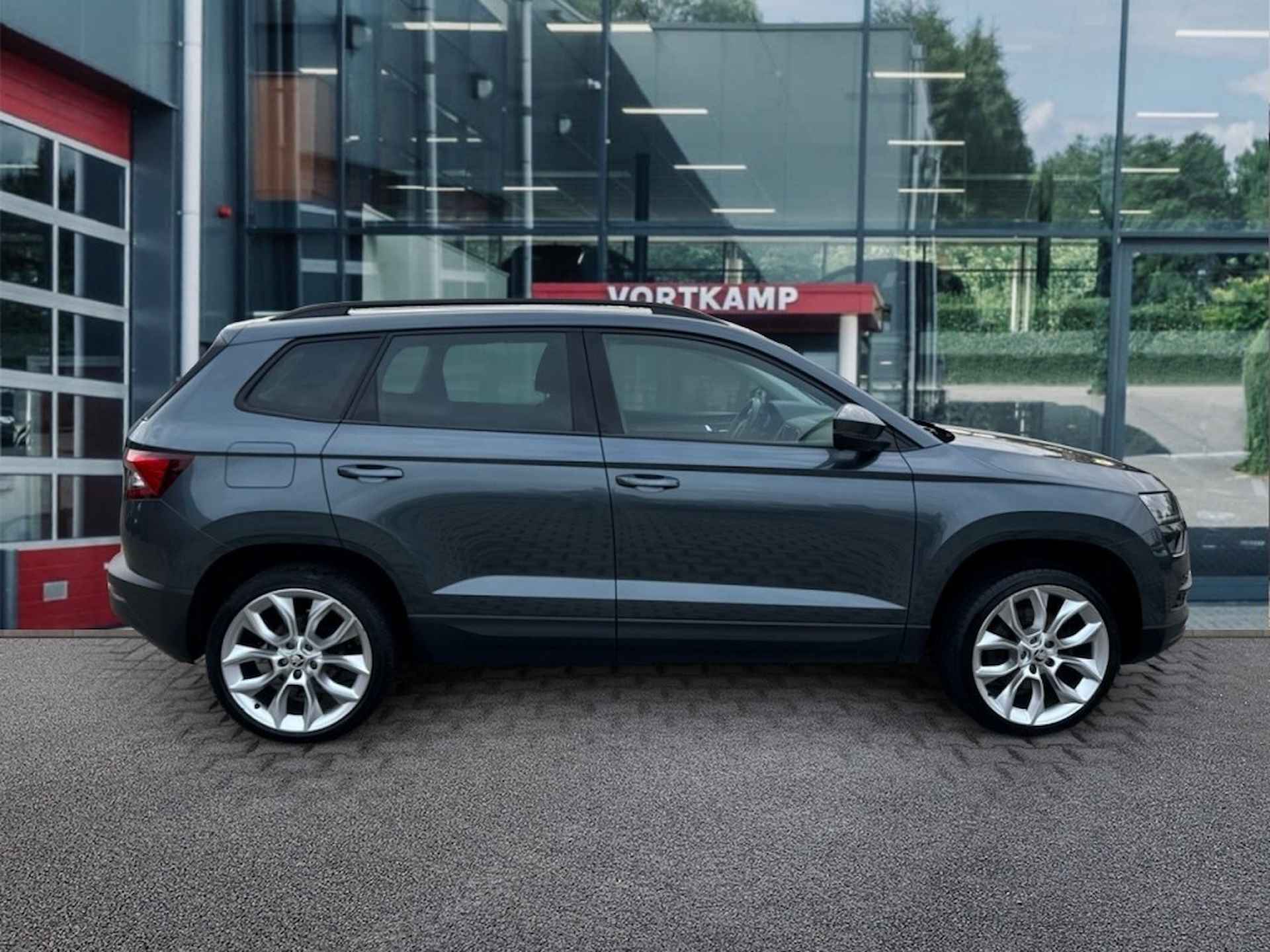 SKODA Karoq 1.5 TSI DSG STYLE PANO-DAK/TREKHAAK/ELEK-STOELEN/CAMERA/CRUISE - 4/28