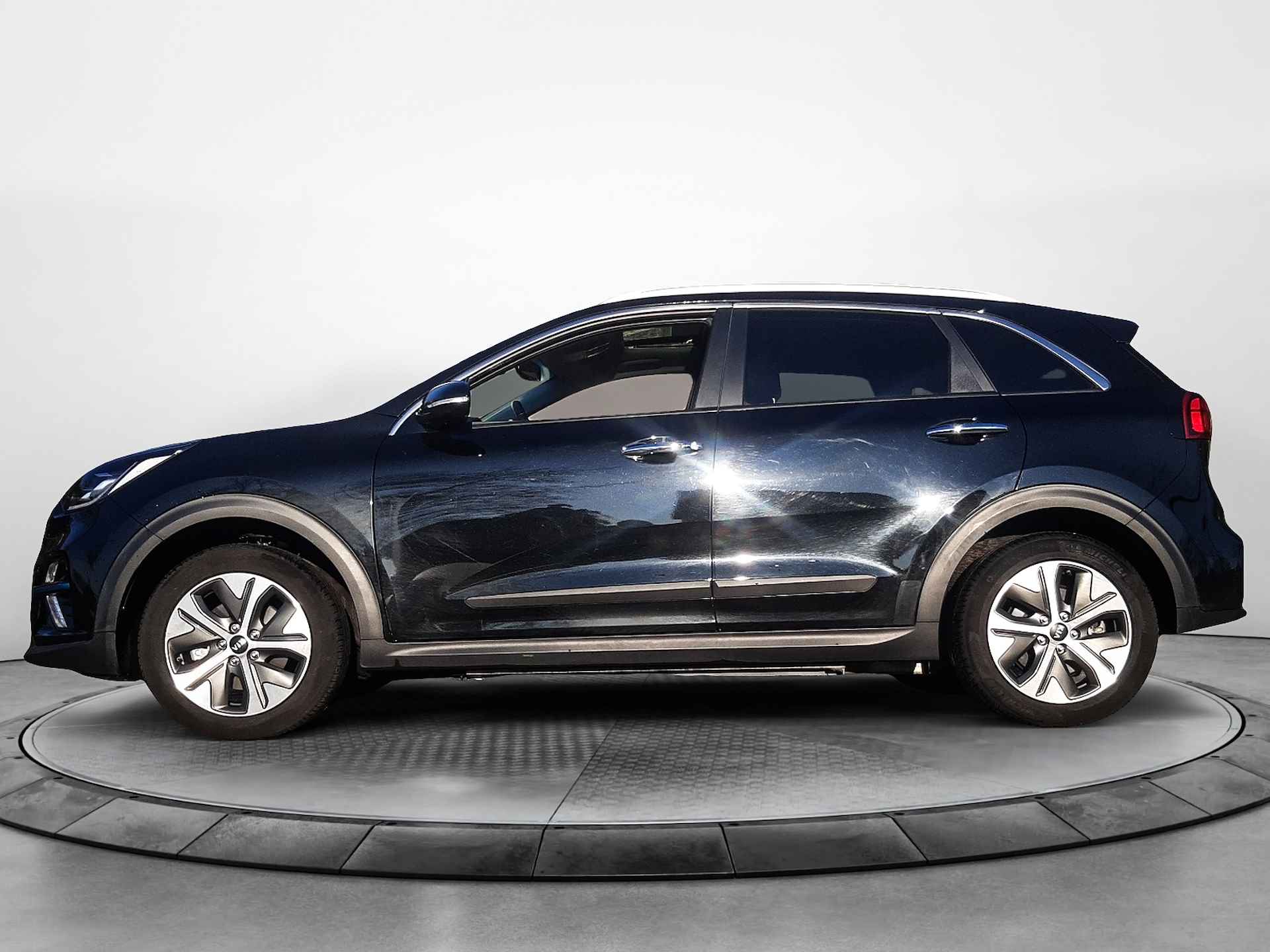 Kia e-Niro DynamicPlusLine 64 kWh (204 PK) 2e-Eig. Kia-Dealer-Onderh. BOVAG-Garantie. NL-Auto. Schuifkanteldak, Leer, Navigatie/Apple-Carplay/Android-Auto, Adaptieve-Cruise-Control, Keyless-Entry, Parkeersensoren-V+A, Achteruitrijcamera, Privacy-Glas - 9/45