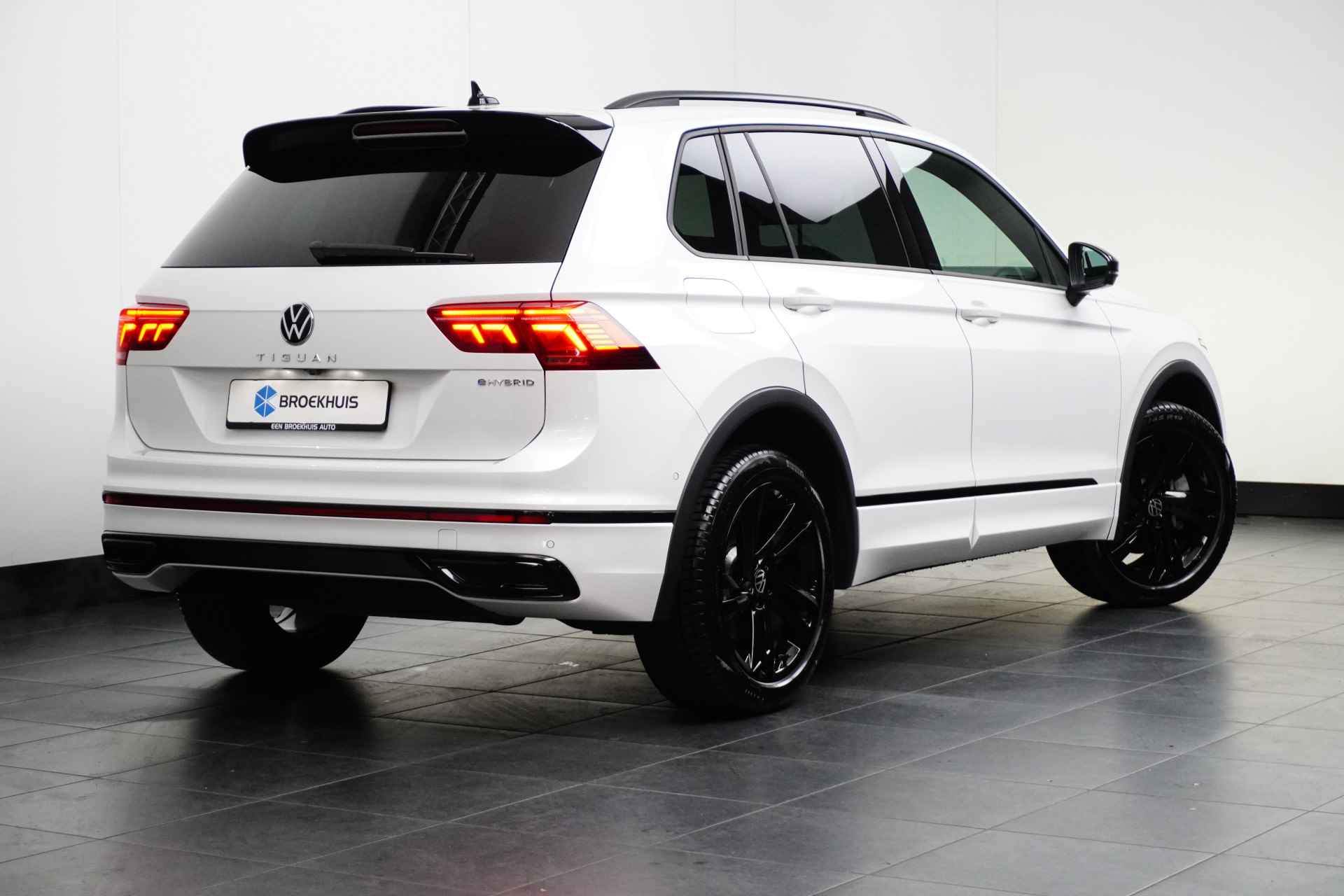 Volkswagen Tiguan 1.4 TSI 245PK DSG-6 eHybrid R-Line BLACK STYLE | TREKHAAK | CAMERA | NAVIGATIE - 5/33