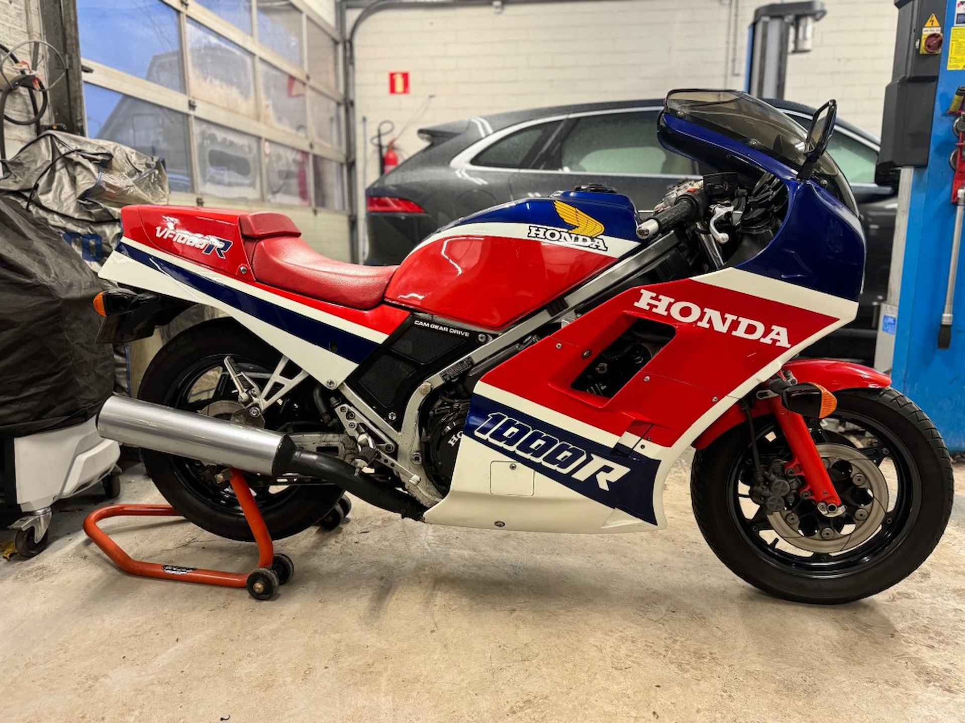 HONDA Vf 1000 R Collectors Item - 2/18