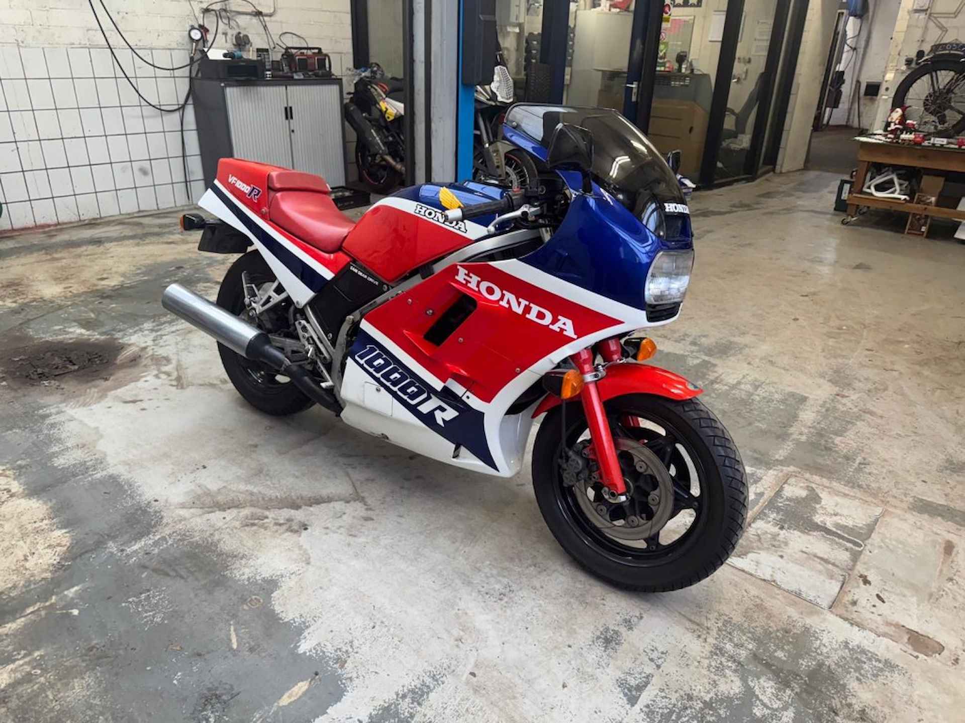 HONDA Vf 1000 R Collectors Item - 18/18