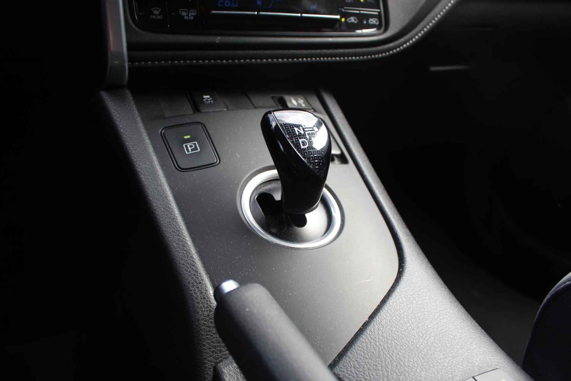 Toyota Auris Touring Sports 1.8 HYBRID EXECUTIVE NAVI KEYLESS CAMERA DAB CRUISE PRIVACY GLASS CLIMA - 17/31